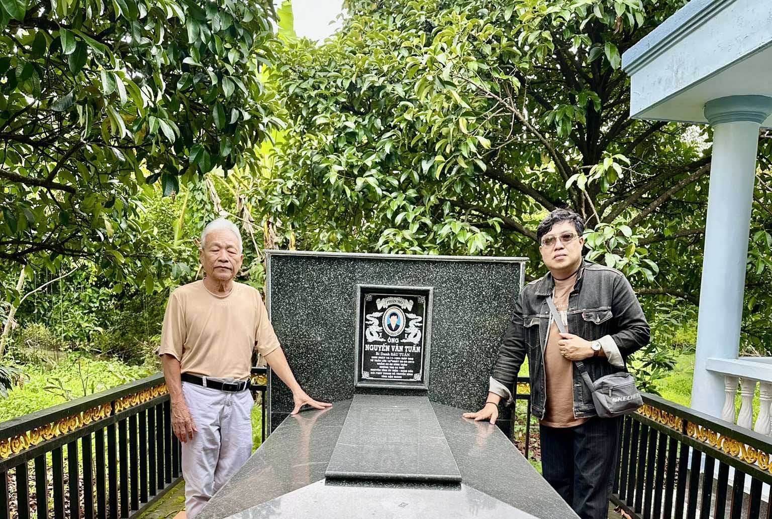 Nghệ sĩ sân khấu TP HCM viếng mộ nhà báo Nguyễn Văn Tuấn