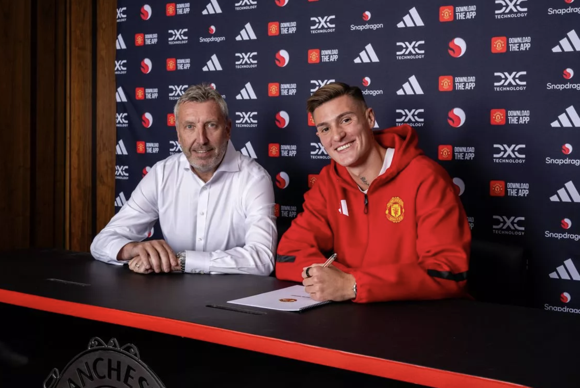 Bak Benjamin Sesko-avtalen og forhandlingene om «6 byer» – bilde 1. Đằng sau thương vụ Benjamin Sesko và những cuộc đàm phán