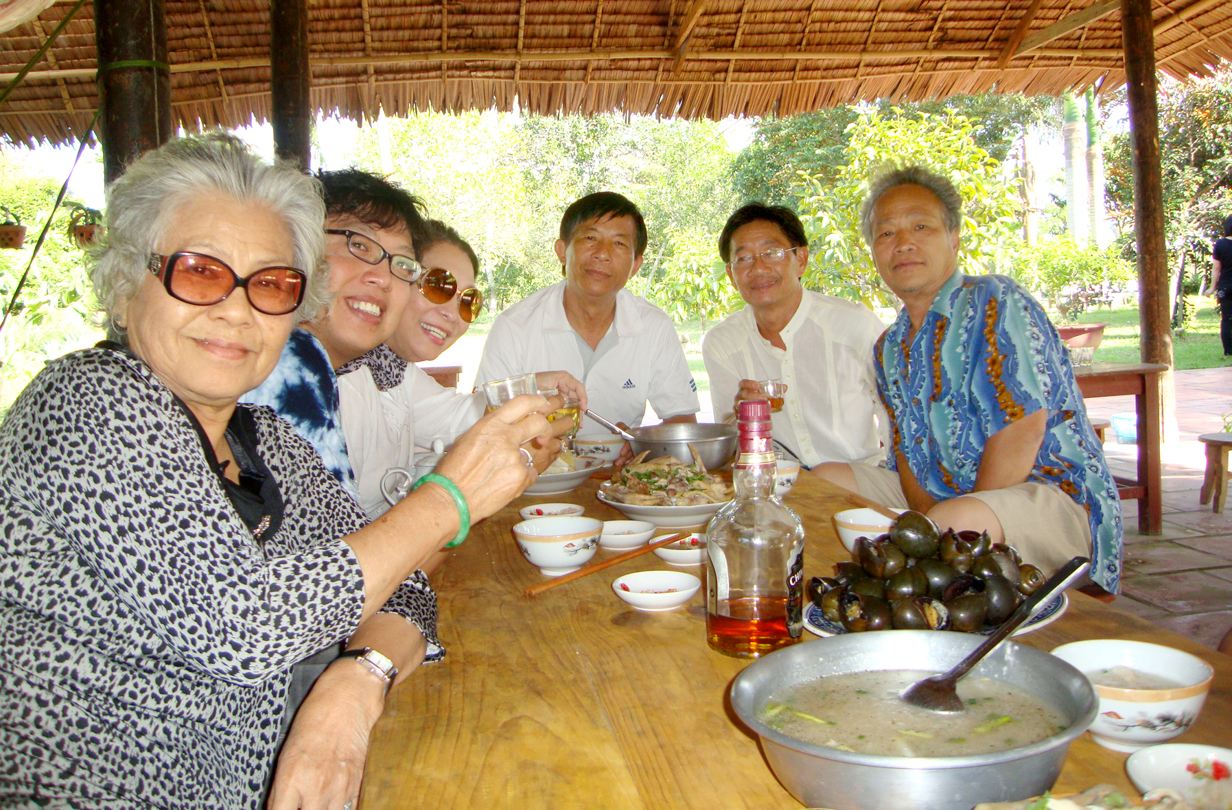 Nghệ sĩ sân khấu TP HCM viếng mộ nhà báo Nguyễn Văn Tuấn