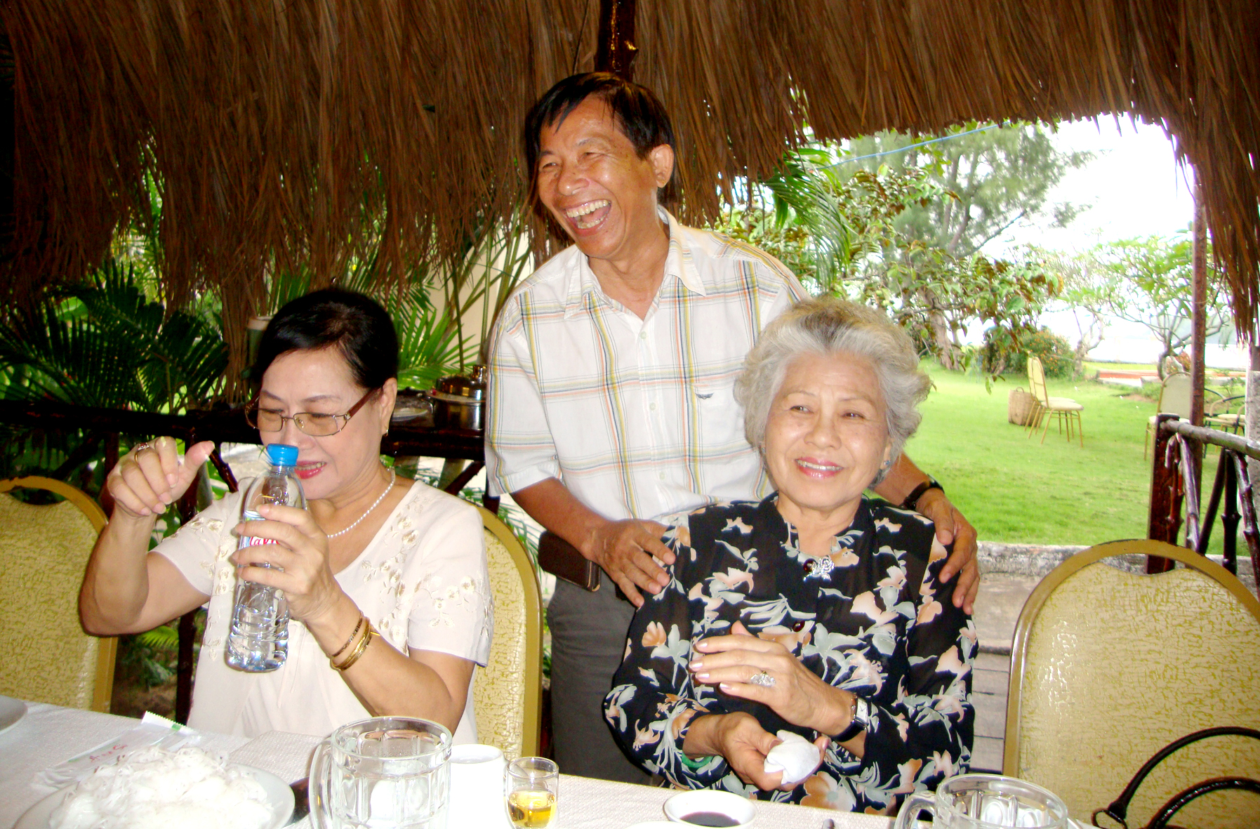 Nghệ sĩ sân khấu TP HCM viếng mộ nhà báo Nguyễn Văn Tuấn