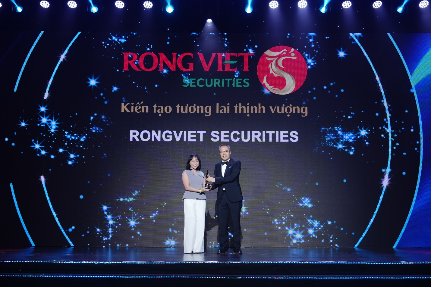 Tạp chí HR Asia vinh danh Chứng khoán Rồng Việt là “Nơi làm việc tốt nhất châu Á” 4 năm liên tiếp- Ảnh 1.