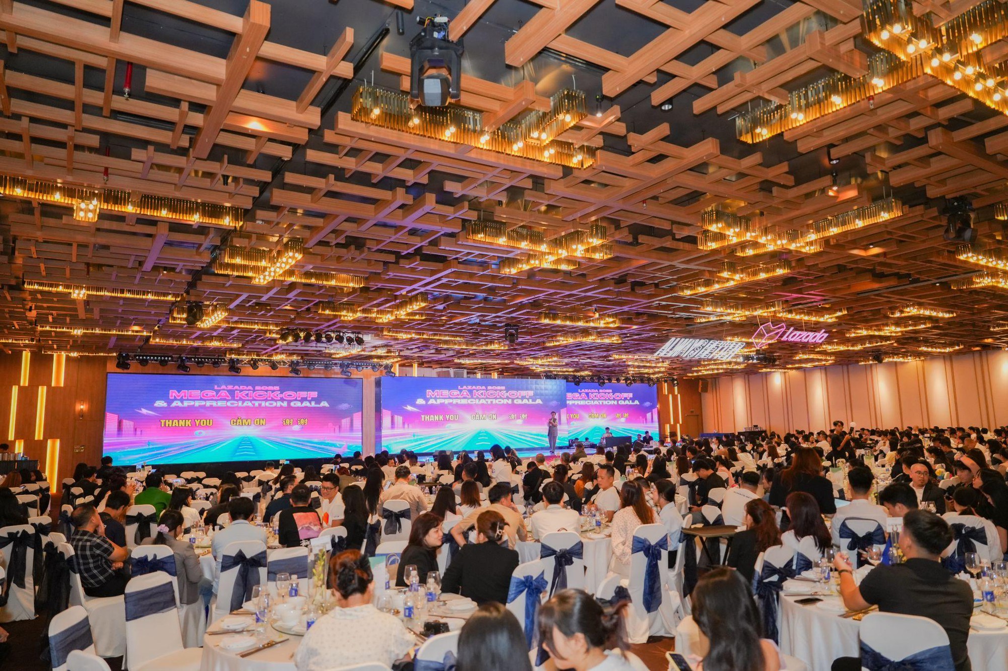 Lazada thổi bùng sức nóng mùa Mega Sale cuối năm với sự kiện kick-off hoàng tráng- Ảnh 1.