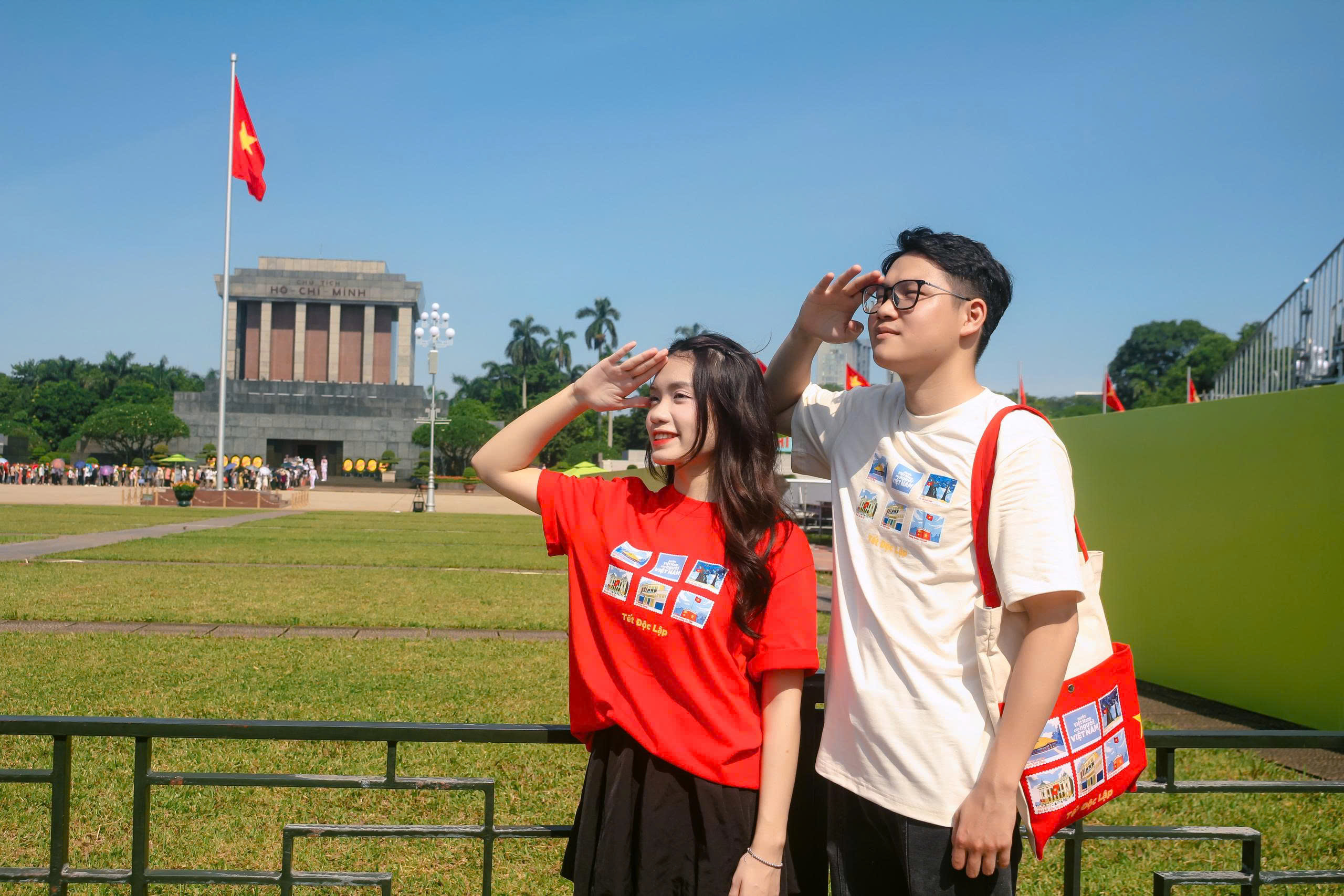 Sản phẩm in hình cờ đỏ sao vàng "cháy hàng", nhà sản xuất không kịp cung ứng- Ảnh 3.
