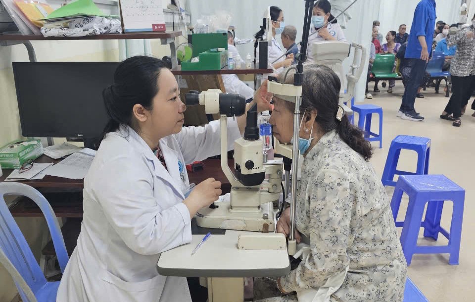 Bệnh viện Đa khoa khu vực Hóc Môn bắt đầu tiếp nhận đăng ký mổ mắt miễn phí cho người cao tuổi - Ảnh 1. Bệnh viện Đa khoa khu vực Hóc Môn bắt đầu tiếp nhận đăng ký mổ mắt miễn phí cho người cao tuổi - Ảnh 1.