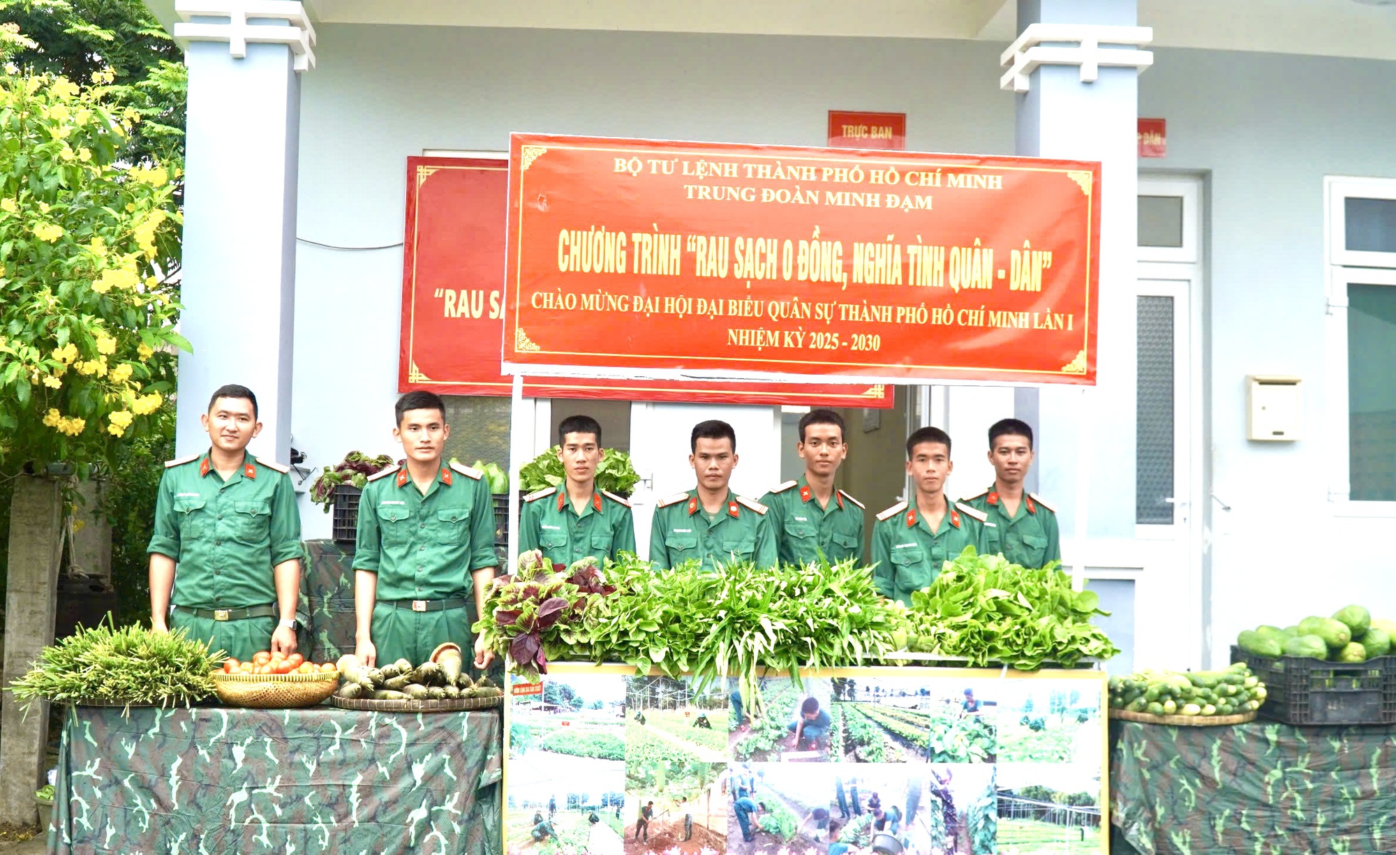 Meleg kép katonákról, akik halászokkal reggeliznek a Long Hai közösségben, Ho Si Minh-városban - 13. kép. Ấm áp hình ảnh bộ đội ăn sáng cùng ngư dân tại xã Long Hải, TP HCM - Ảnh 13.