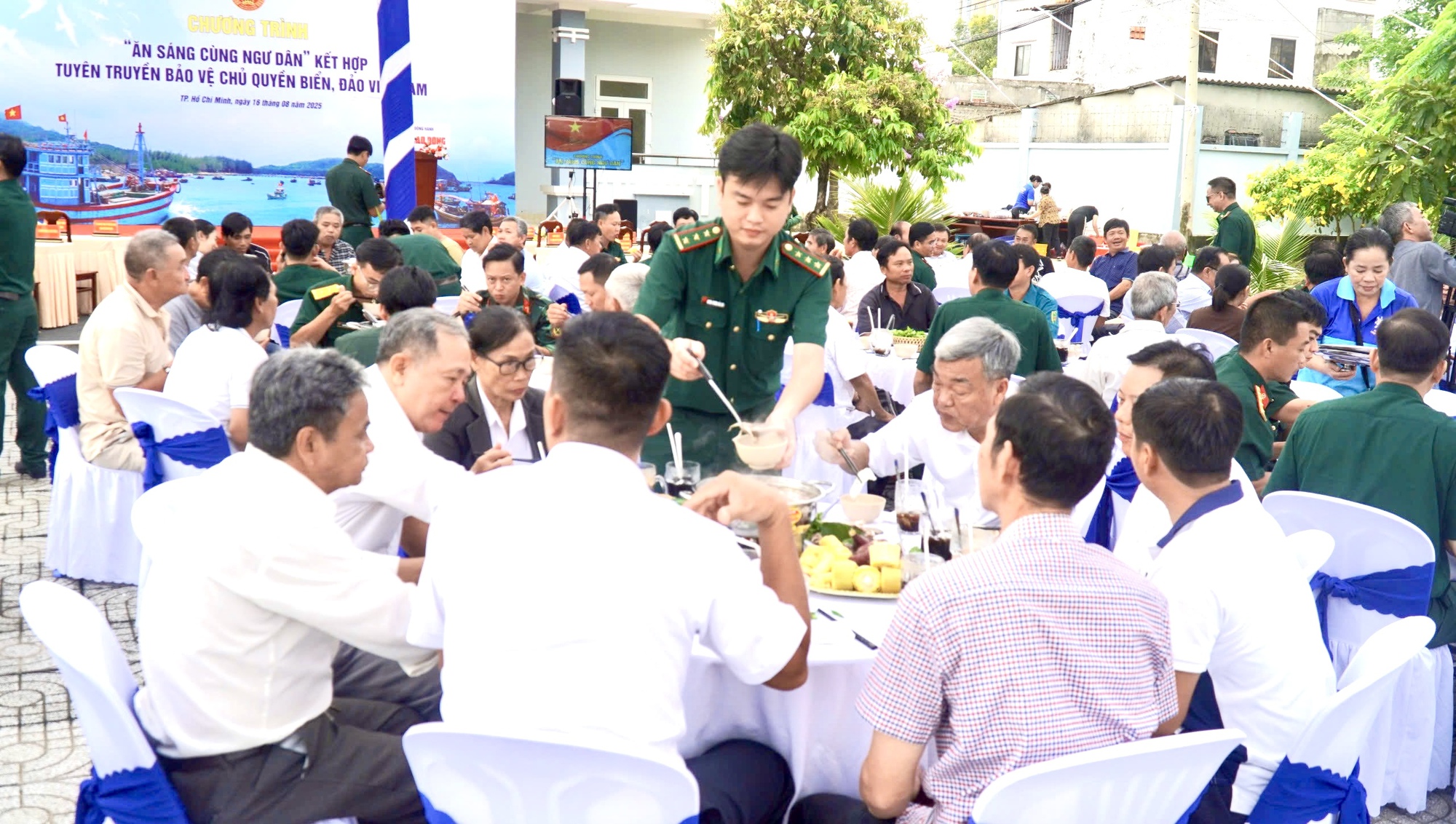 Meleg kép katonákról, akik halászokkal reggeliznek a Long Hai közösségben, Ho Si Minh-városban - 9. kép. Ấm áp hình ảnh bộ đội ăn sáng cùng ngư dân tại xã Long Hải, TP HCM - Ảnh 9.