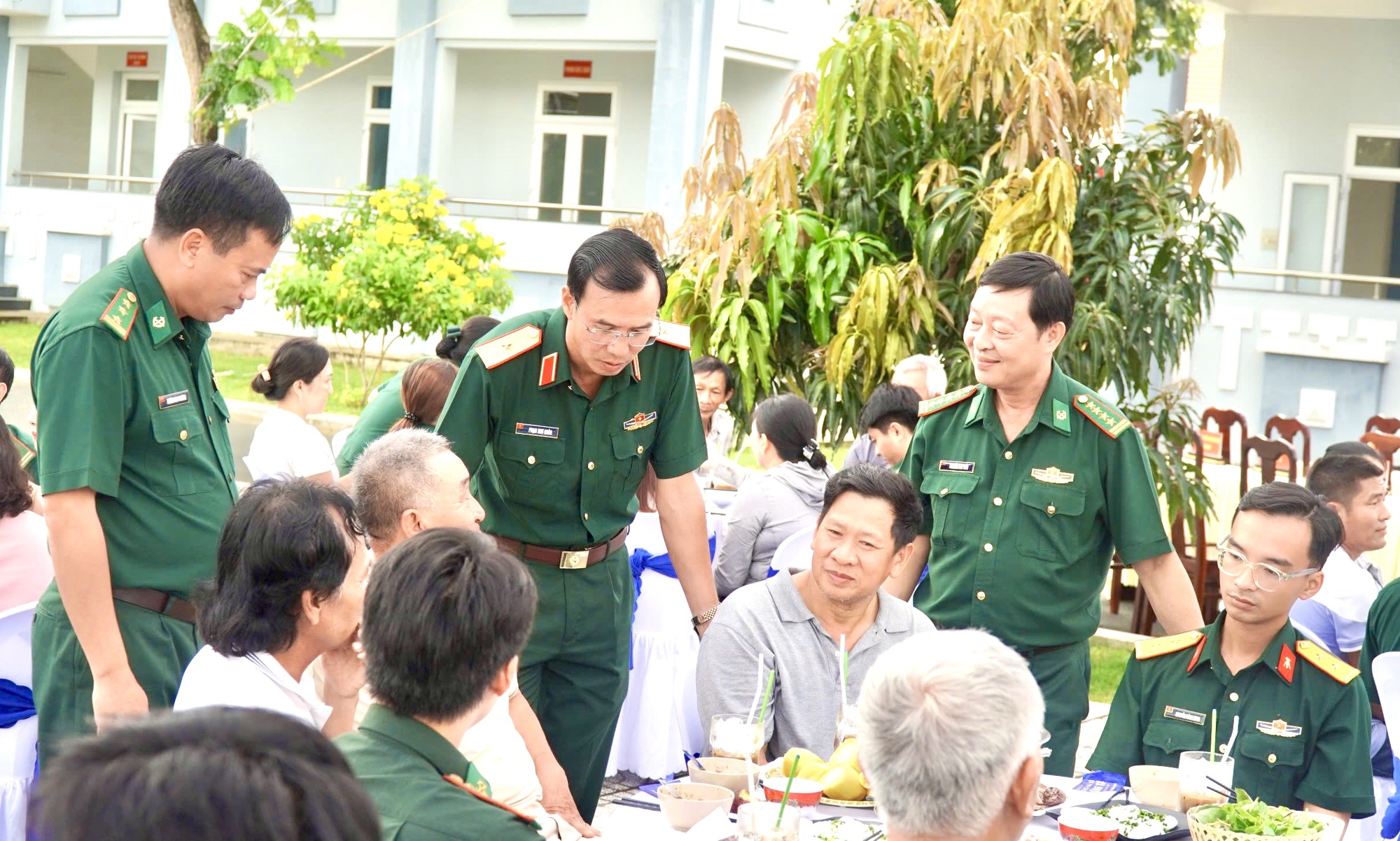 Meleg kép katonákról, akik halászokkal reggeliznek a Long Hai közösségben, Ho Si Minh-városban - 2. kép. Ấm áp hình ảnh bộ đội ăn sáng cùng ngư dân tại xã Long Hải, TP HCM - Ảnh 2.