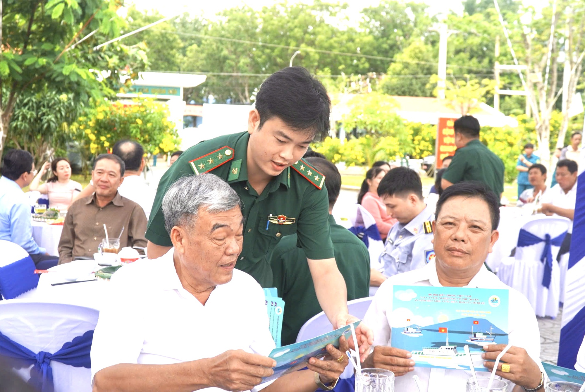 Meleg hangulatú kép katonákról, akik halászokkal reggeliznek a Long Hai közösségben, Ho Si Minh-városban - 11. kép. Ấm áp hình ảnh bộ đội ăn sáng cùng ngư dân tại xã Long Hải, TP HCM - Ảnh 11.