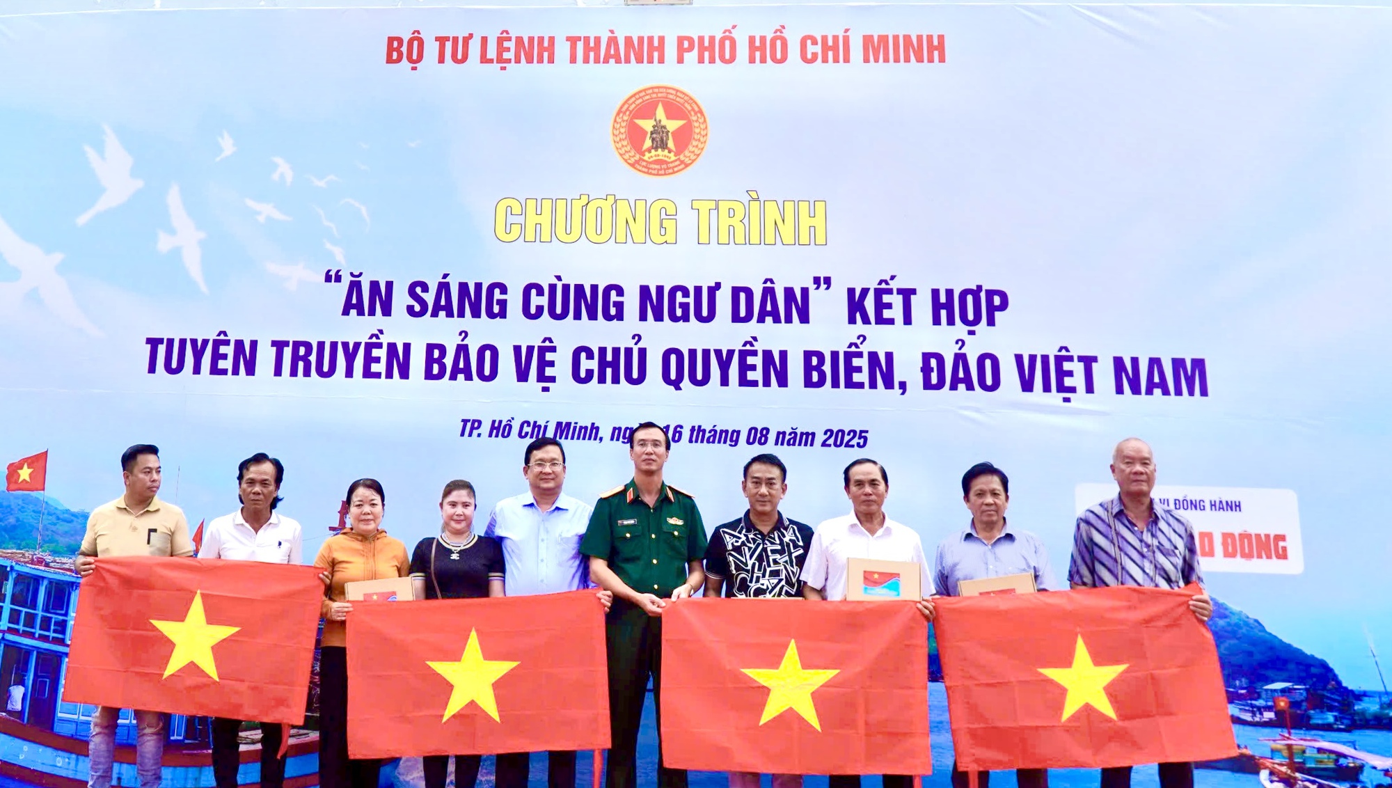 Meleg hangulatú kép katonákról, akik halászokkal reggeliznek a Long Hai közösségben, Ho Si Minh-városban - 3. kép. Ấm áp hình ảnh bộ đội ăn sáng cùng ngư dân tại xã Long Hải, TP HCM - Ảnh 3.