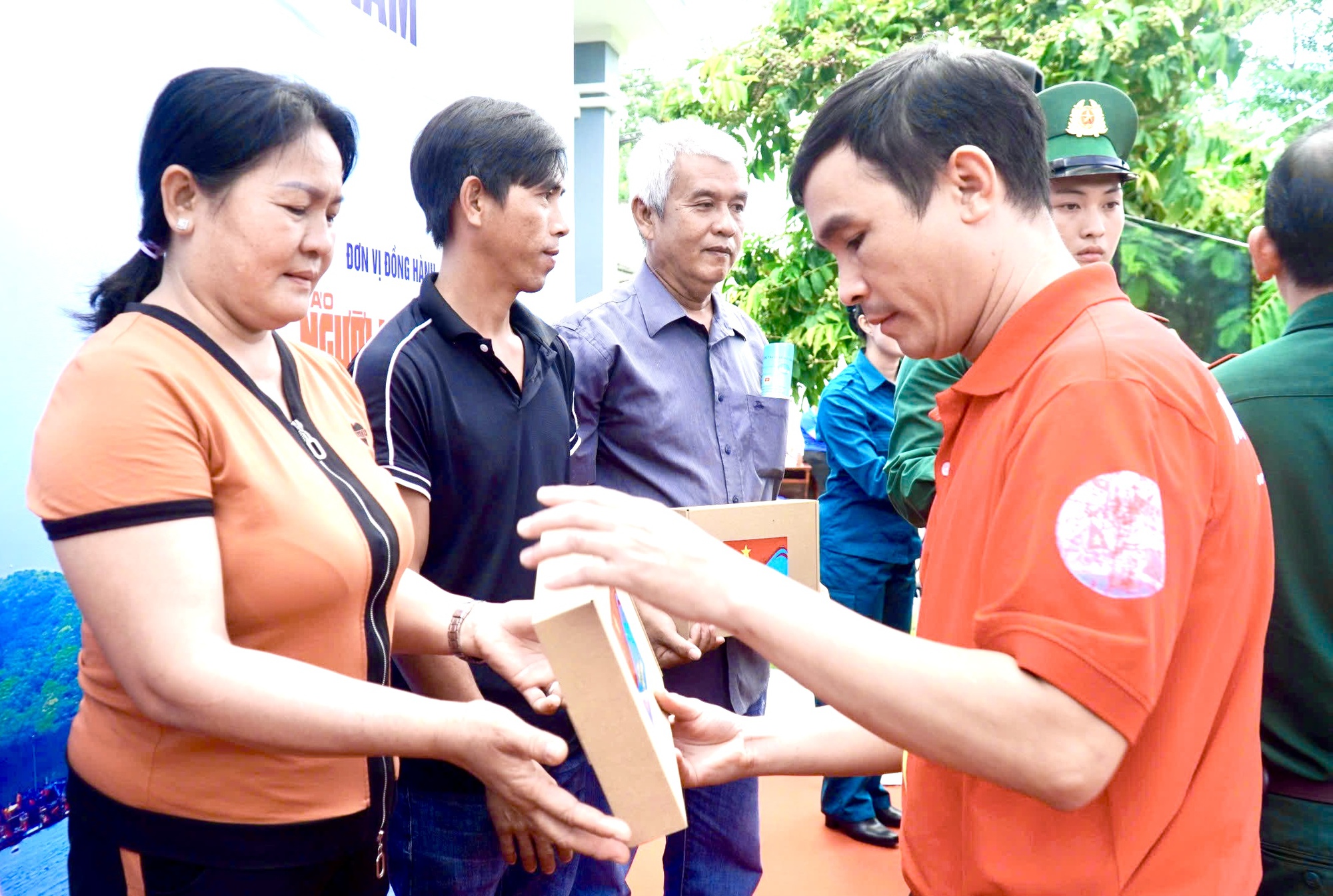 Meleg hangulatú kép katonákról, akik halászokkal reggeliznek a Long Hai közösségben, Ho Si Minh-városban - 8. kép. Ấm áp hình ảnh bộ đội ăn sáng cùng ngư dân tại xã Long Hải, TP HCM - Ảnh 8.