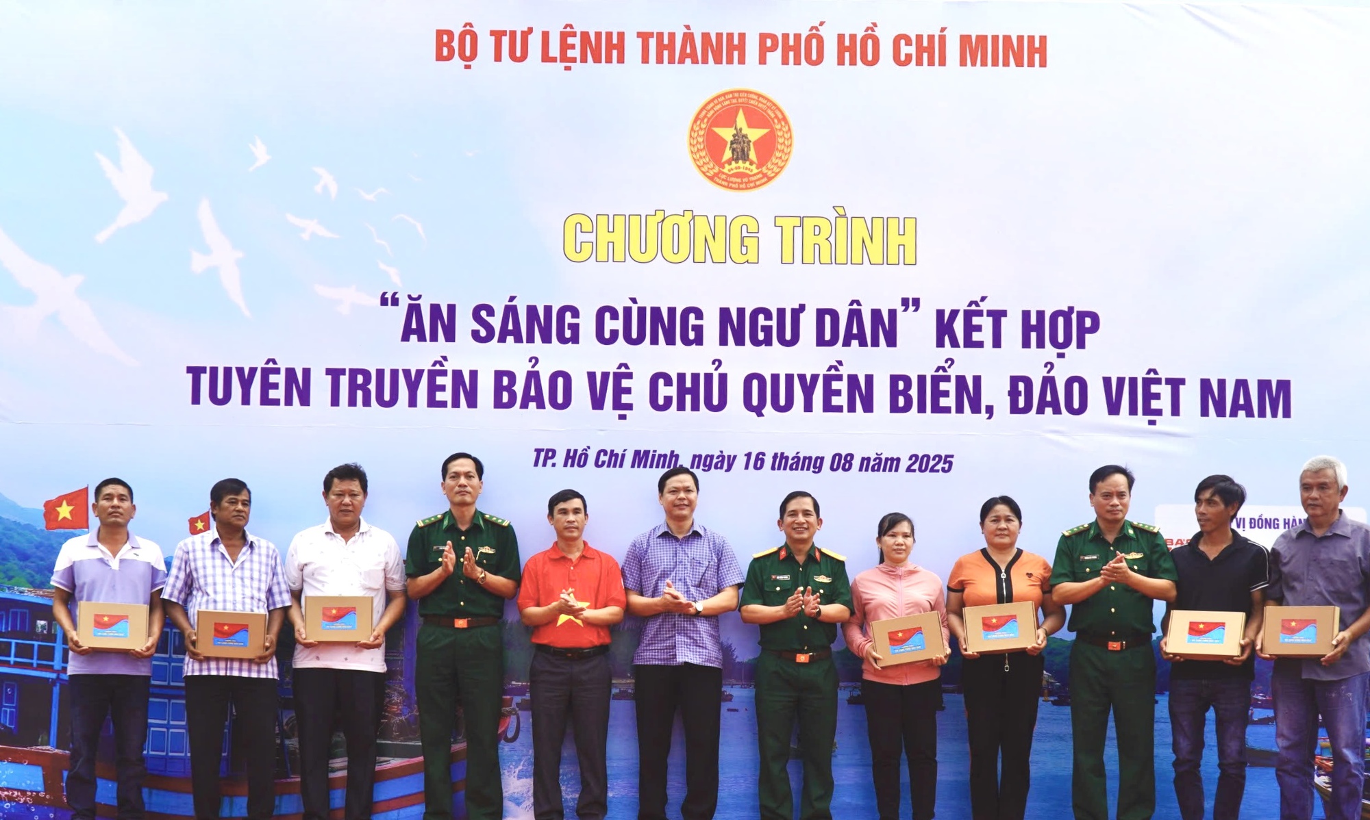 Meleg kép katonákról, akik halászokkal reggeliznek a Long Hai közösségben, Ho Si Minh-városban - 5. kép. Ấm áp hình ảnh bộ đội ăn sáng cùng ngư dân tại xã Long Hải, TP HCM - Ảnh 5.