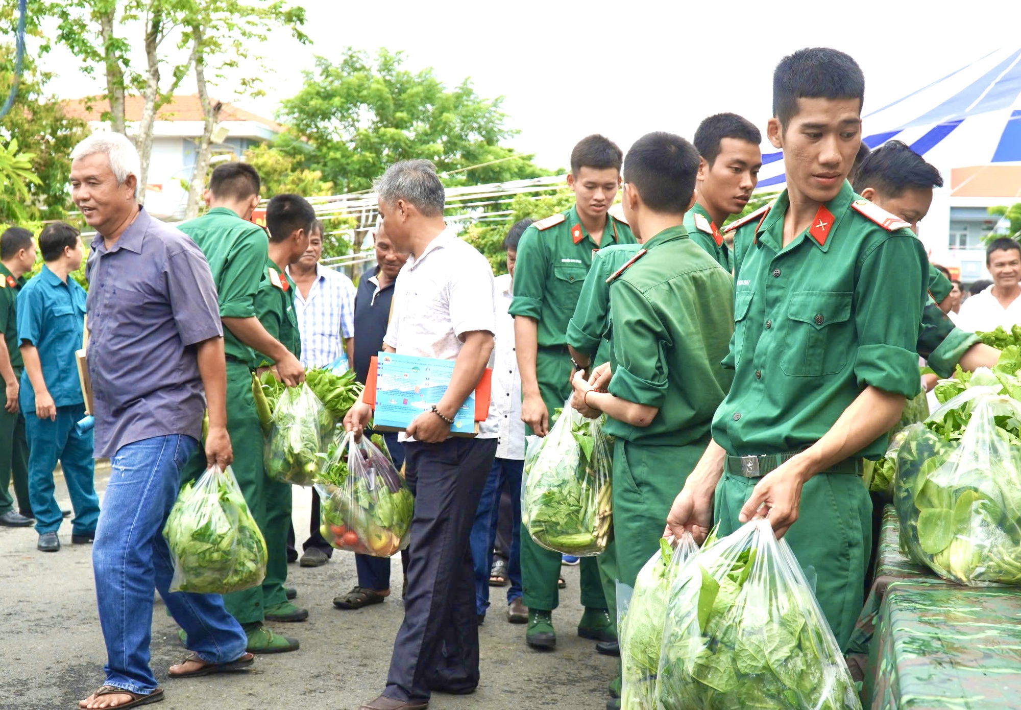 Meleg kép katonákról, akik halászokkal reggeliznek a Long Hai közösségben, Ho Si Minh-városban - 14. kép. Ấm áp hình ảnh bộ đội ăn sáng cùng ngư dân tại xã Long Hải, TP HCM - Ảnh 14.