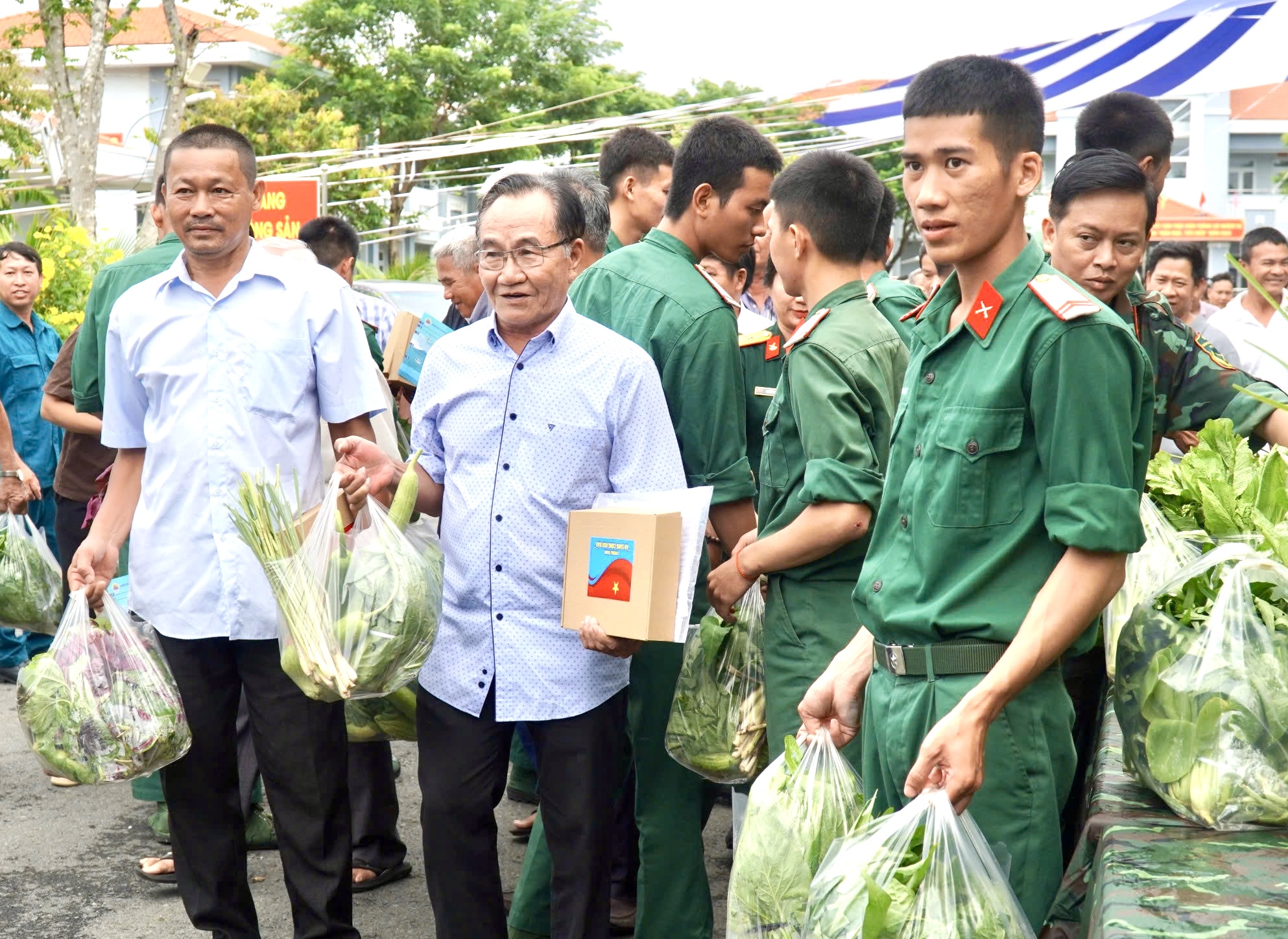 Meleg hangulatú kép katonákról, akik halászokkal reggeliznek a Long Hai közösségben, Ho Si Minh-városban - 15. kép. Ấm áp hình ảnh bộ đội ăn sáng cùng ngư dân tại xã Long Hải, TP HCM - Ảnh 15.