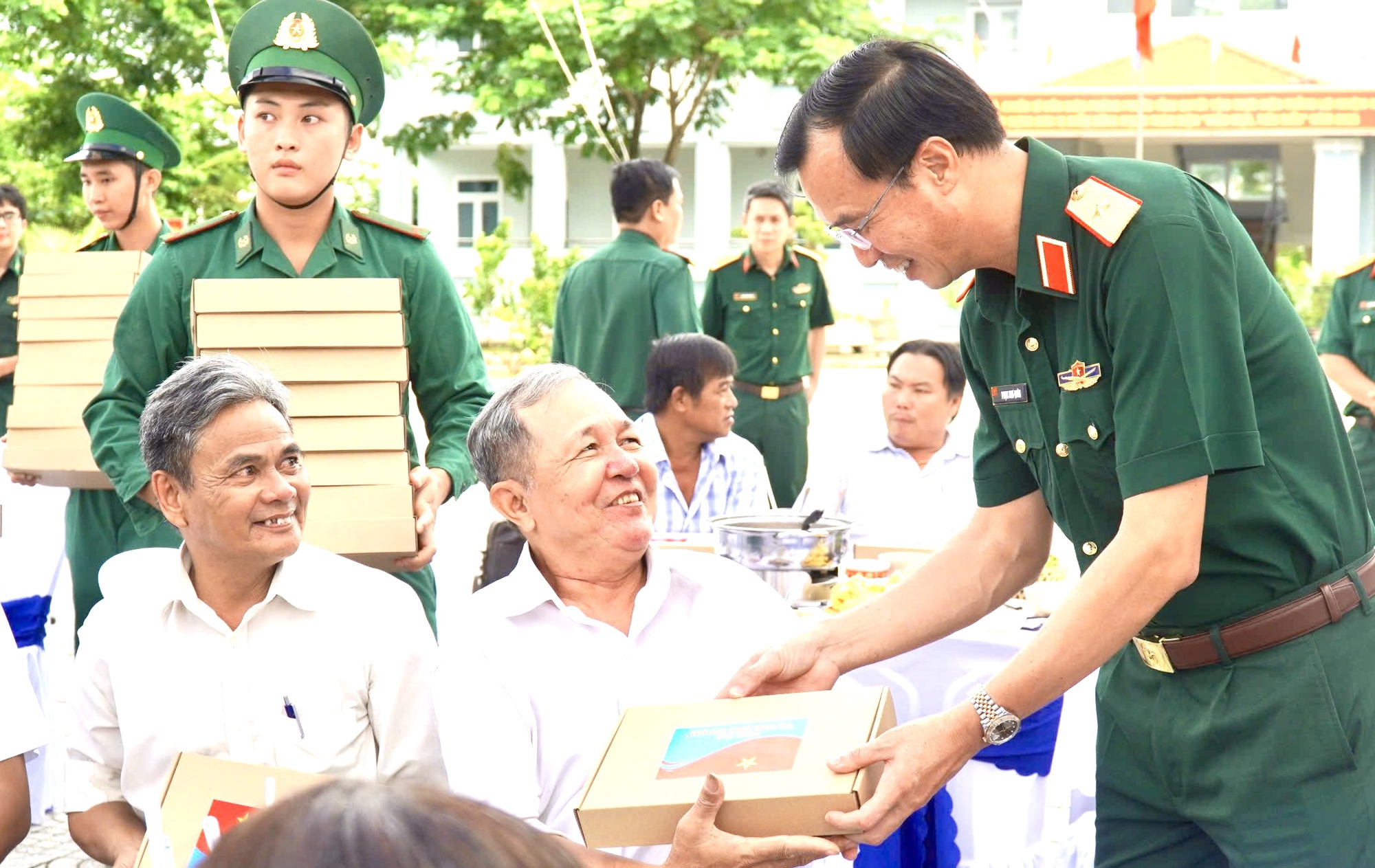 Meleg kép katonákról, akik halászokkal reggeliznek a Long Hai közösségben, Ho Si Minh-városban - 4. kép. Ấm áp hình ảnh bộ đội ăn sáng cùng ngư dân tại xã Long Hải, TP HCM - Ảnh 4.