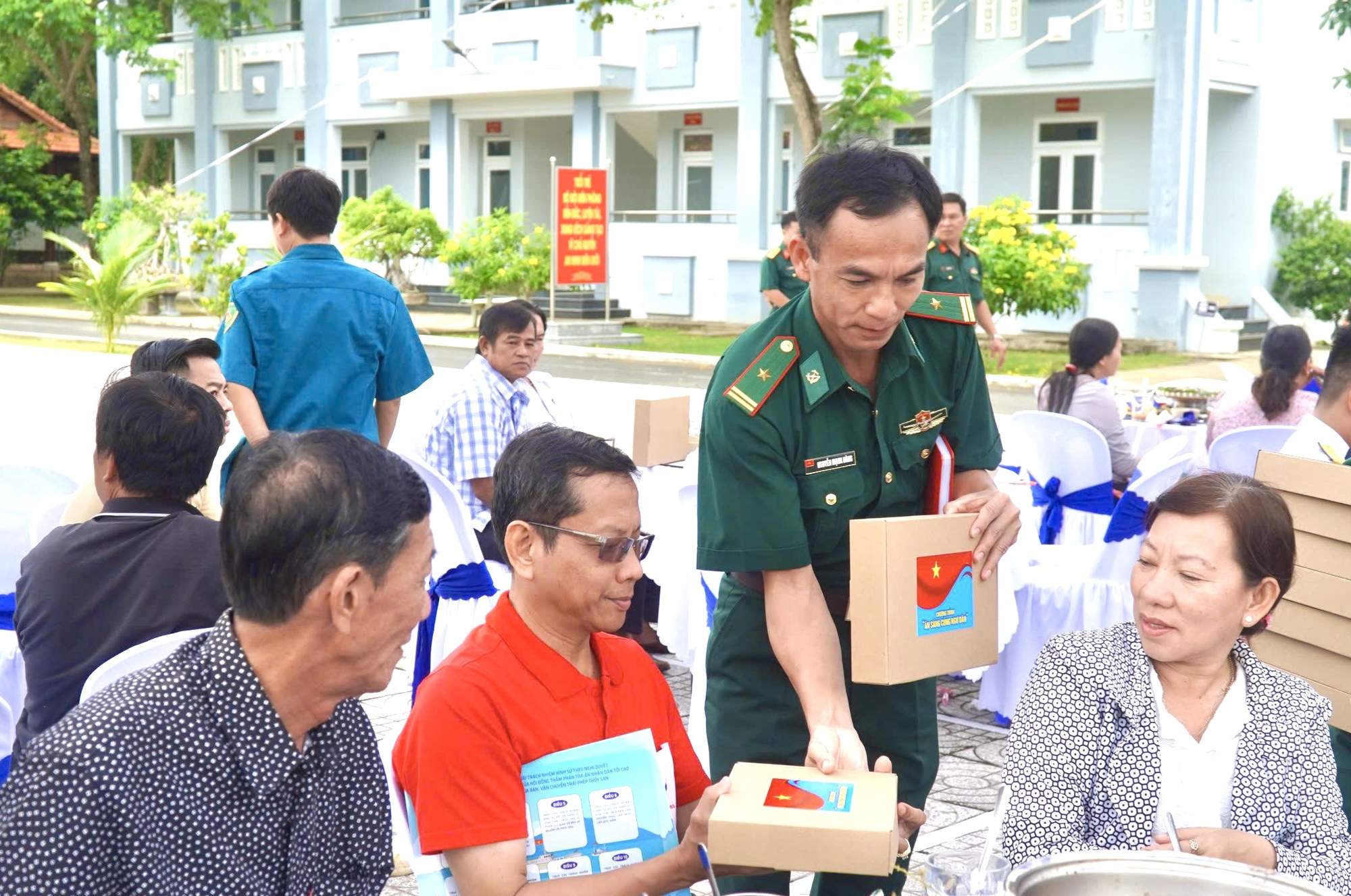 Meleg kép katonákról, akik halászokkal reggeliznek a Long Hai közösségben, Ho Si Minh-városban - 12. kép. Ấm áp hình ảnh bộ đội ăn sáng cùng ngư dân tại xã Long Hải, TP HCM - Ảnh 12.