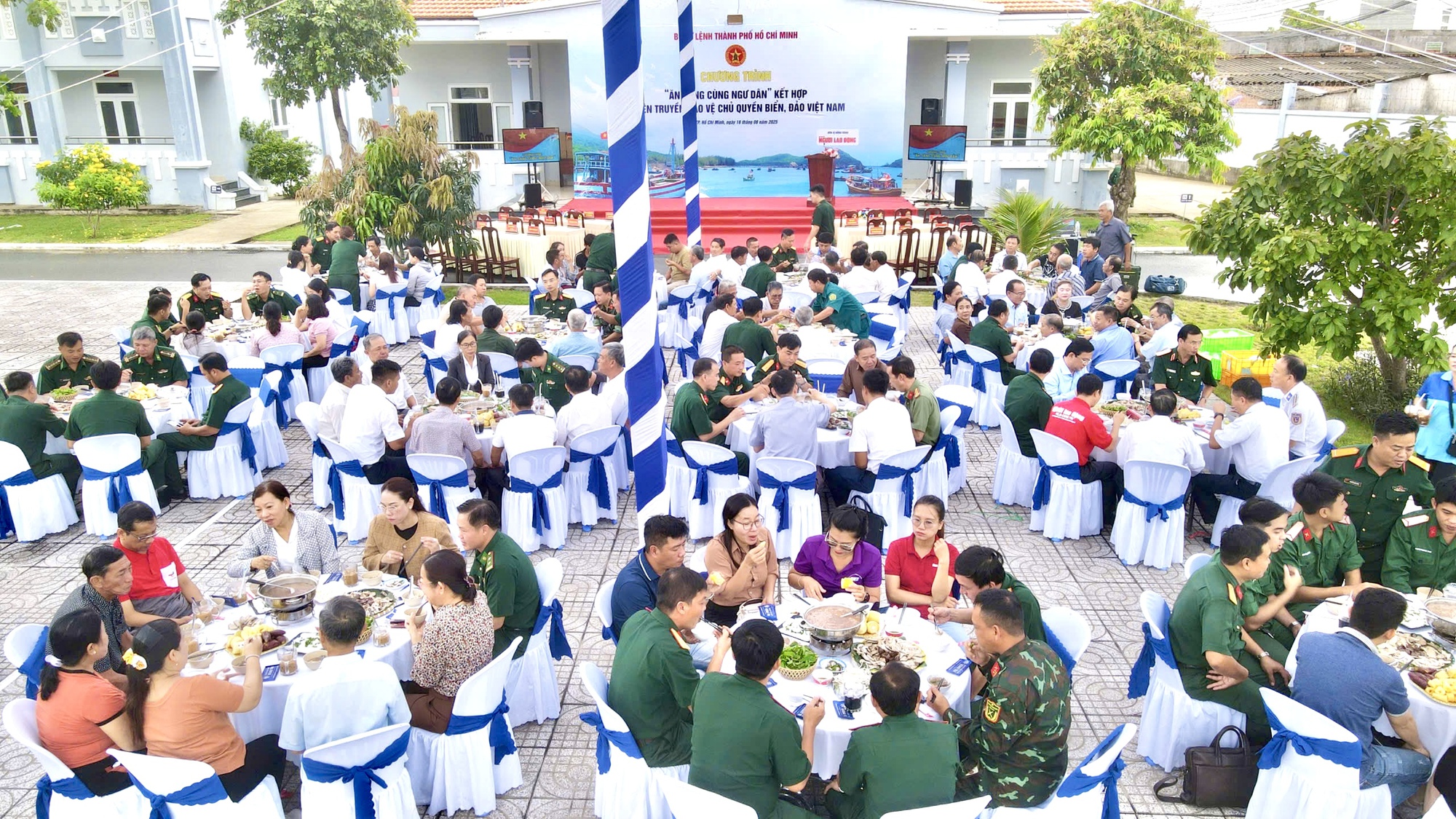 Meleg kép katonákról, akik halászokkal reggeliznek a Long Hai közösségben, Ho Si Minh-városban - 1. kép. Ấm áp hình ảnh bộ đội ăn sáng cùng ngư dân tại xã Long Hải, TP HCM - Ảnh 1.