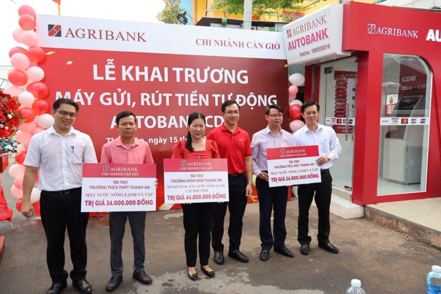 Agribank mang dịch vụ ngân hàng hiện đại thắp sáng hy vọng phát triển tại xã đảo Thạnh An- Ảnh 4. Agribank mang dịch vụ ngân hàng hiện đại thắp sáng hy vọng phát triển tại xã đảo Thạnh An- Ảnh 4.