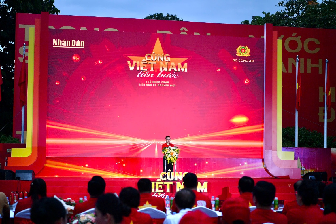 Hơn 20.000 người Vietcombank hòa nhịp “Cùng Việt Nam tiến bước”- Ảnh 1.