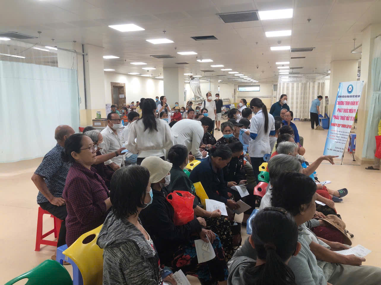 Bệnh viện Đa khoa khu vực Hóc Môn bắt đầu tiếp nhận đăng ký mổ mắt miễn phí cho người cao tuổi - Ảnh 4. Bệnh viện Đa khoa khu vực Hóc Môn bắt đầu tiếp nhận đăng ký mổ mắt miễn phí cho người cao tuổi - Ảnh 4.