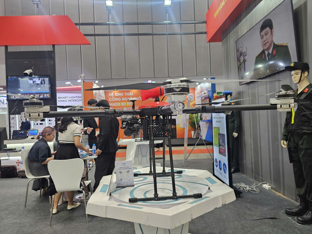 Több milliárd vietnami dong értékű drón közeli felvétele - 4. kép Cận cảnh UAV trị giá hàng tỉ đồng do Việt Nam chế tạo- Ảnh 4.