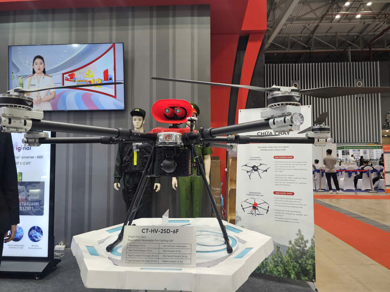 Több milliárd vietnami dong értékű, Vietnámban gyártott pilóta nélküli repülőgép közeli képe - 2. kép. Cận cảnh UAV trị giá hàng tỉ đồng do Việt Nam chế tạo- Ảnh 2.