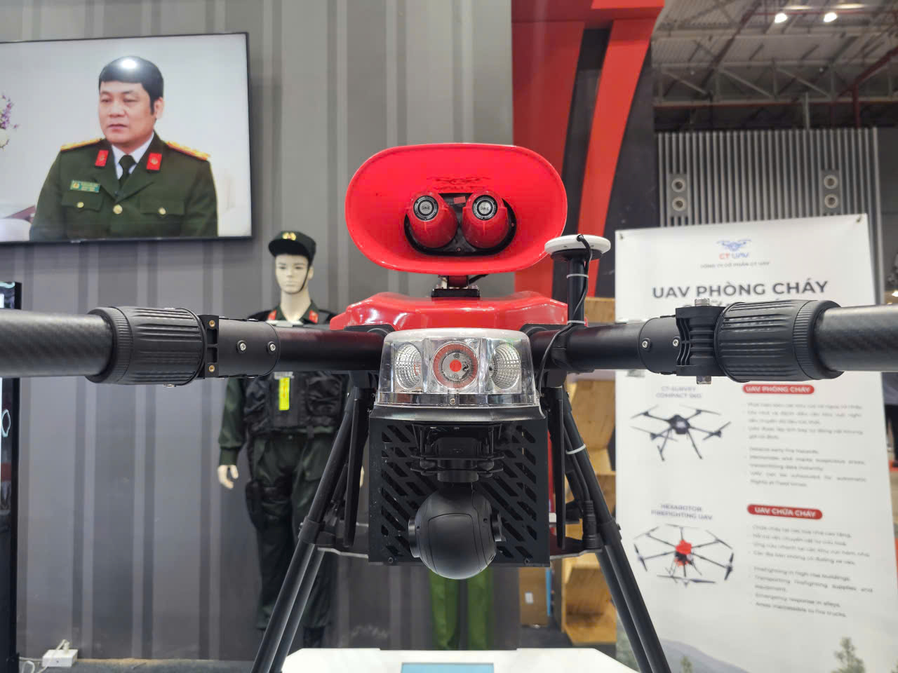 Több milliárd dong értékű, Vietnámban gyártott drón közeli felvétele - 3. kép. Cận cảnh UAV trị giá hàng tỉ đồng do Việt Nam chế tạo- Ảnh 3.