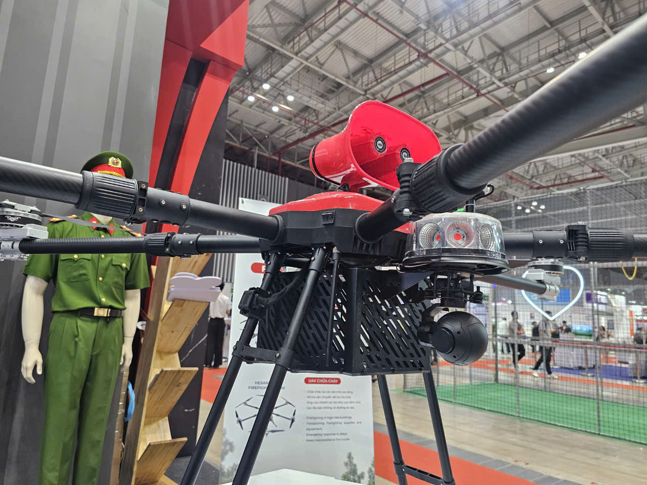 Közeli kép egy Vietnámban gyártott, milliárd dong értékű drónról - 1. kép. Cận cảnh UAV trị giá hàng tỉ đồng do Việt Nam chế tạo- Ảnh 1.