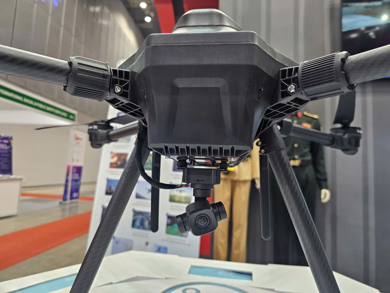 Több milliárd vietnami dong értékű drón közeli felvétele - 6. kép Cận cảnh UAV trị giá hàng tỉ đồng do Việt Nam chế tạo- Ảnh 6.