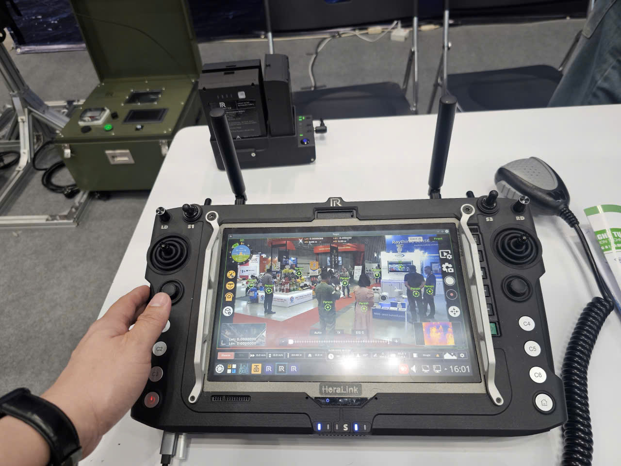 Több milliárd vietnami dong értékű drón közeli felvétele - 8. kép Cận cảnh UAV trị giá hàng tỉ đồng do Việt Nam chế tạo- Ảnh 8.