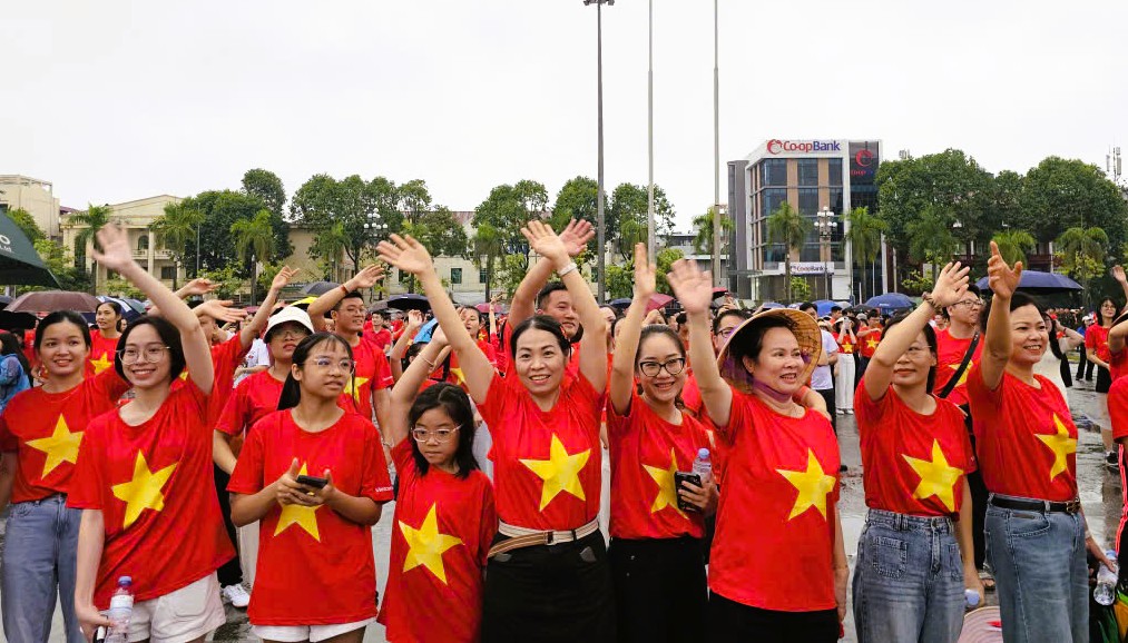 32 ribu orang di Thanh Hoa turun ke jalan untuk berbaris  32 ngàn người ở Thanh Hóa xuống đường đi bộ