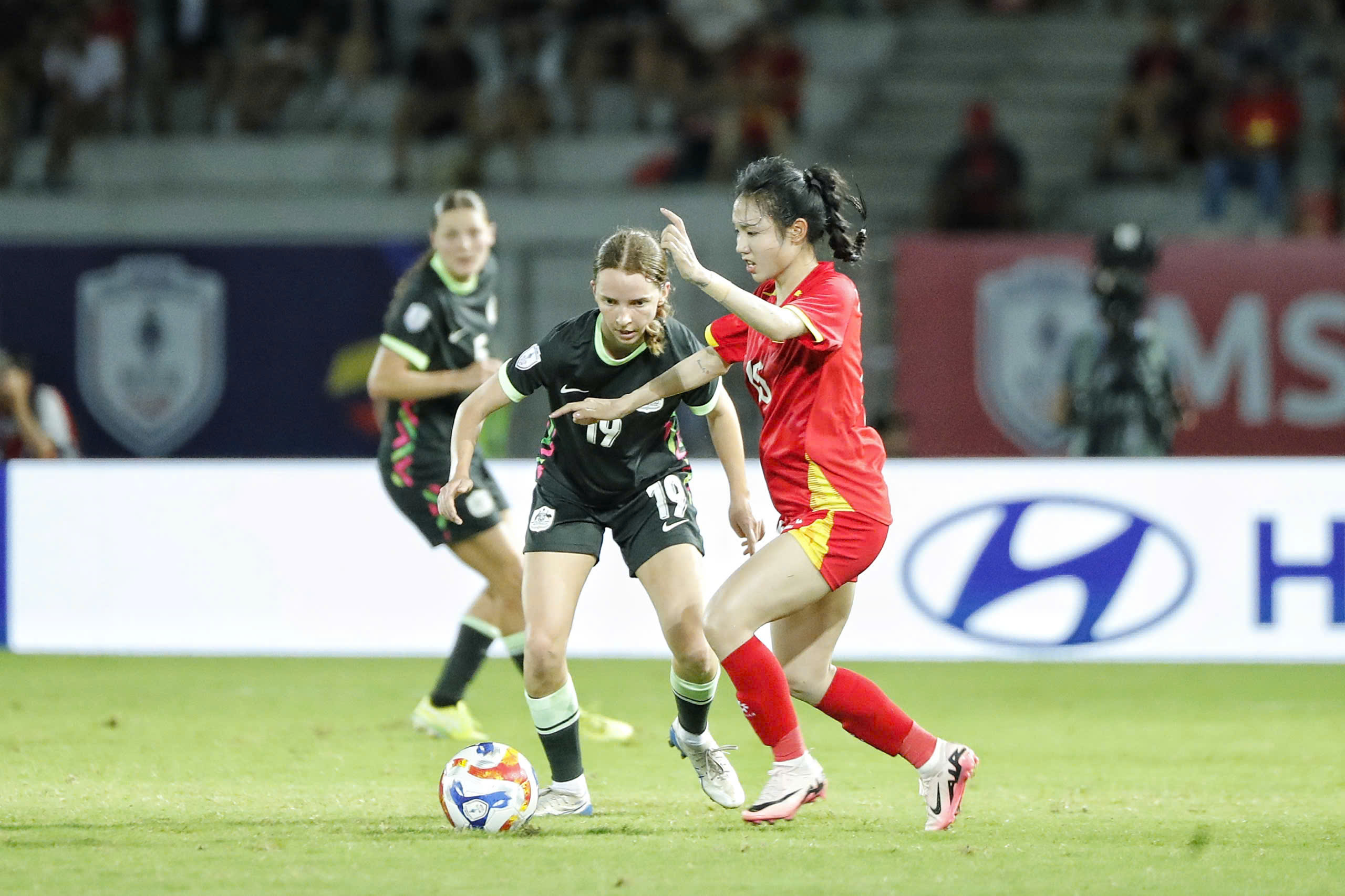 Perdendo para a Austrália, a seleção feminina do Vietnã enfrentará a Tailândia na disputa pelo 3º lugar - Foto 1. Thua Úc, tuyển nữ Việt Nam gặp Thái Lan ở trận tranh hạng 3- Ảnh 1.