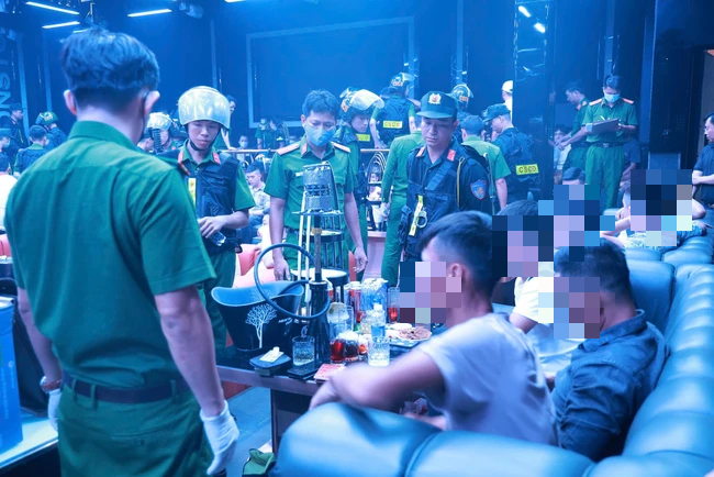NÓNG: "Đột kích" nhà hàng và vũ trường ở Quảng Trị, phát hiện hàng trăm người dương tính ma túy- Ảnh 2. NÓNG: "Đột kích" nhà hàng và vũ trường ở Quảng Trị, phát hiện hàng trăm người dương tính ma túy- Ảnh 2.