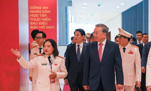 Công an nhân dân tiếp tục phát huy truyền thống anh hùng - Ảnh 1. Công an nhân dân tiếp tục phát huy truyền thống anh hùng - Ảnh 1.