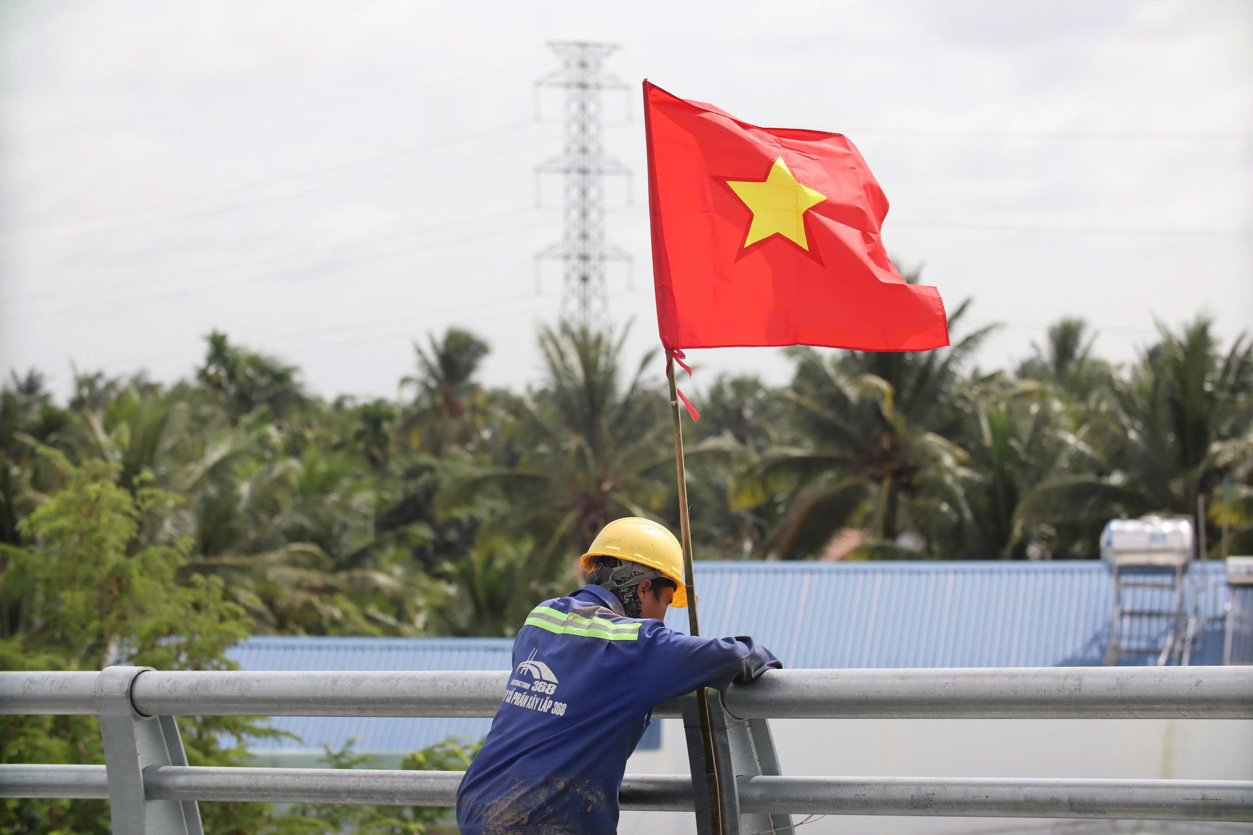 Hình ảnh trước ngày thông xe cầu Rạch Miễu 2 đầy háo hức và chuẩn bị hoàn tất - Ảnh 1.