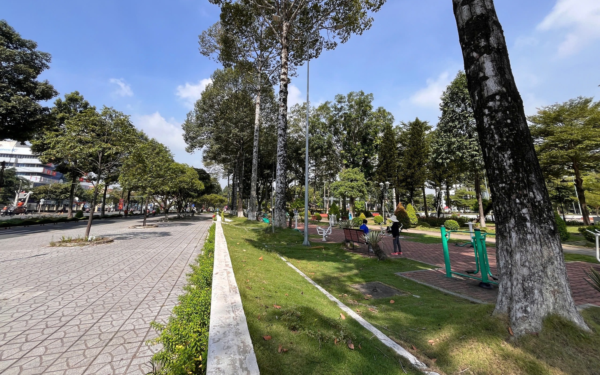 Bắt đầu thu ph&iacute; dịch vụ tr&ocirc;ng giữ xe &ocirc; t&ocirc; 4 b&atilde;i giữ xe c&ocirc;ng cộng ở &lsquo;si&ecirc;u phường&rsquo; Trấn Bi&ecirc;n - Ảnh 1.