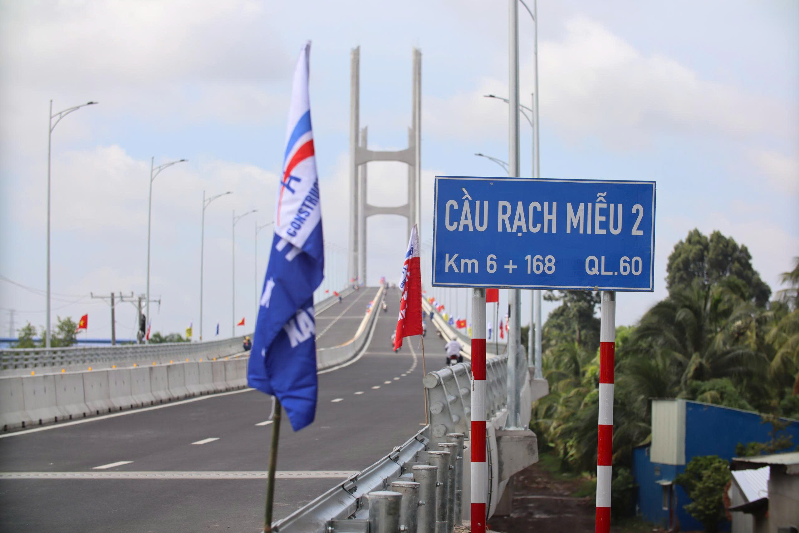Hình ảnh trước ngày thông xe cầu Rạch Miễu 2 đầy háo hức và chuẩn bị hoàn tất - Ảnh 9.