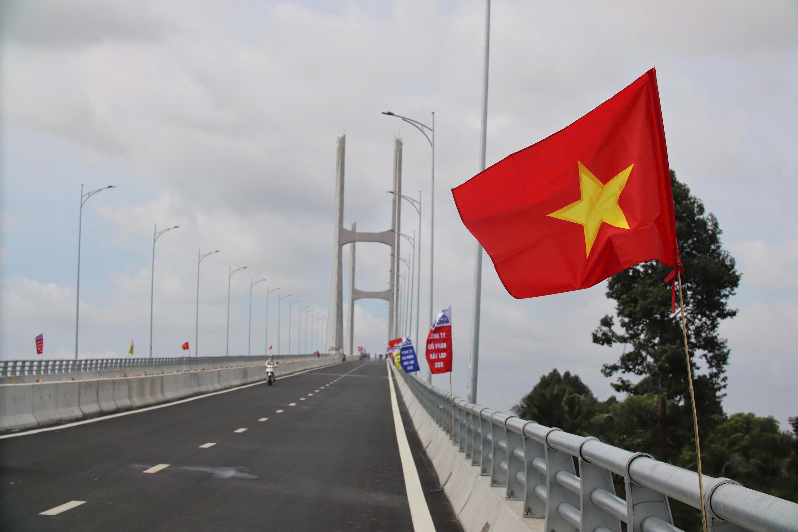Hình ảnh trước ngày thông xe cầu Rạch Miễu 2 đầy háo hức và chuẩn bị hoàn tất - Ảnh 2.