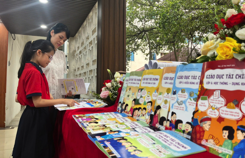 Ra mắt bộ sách "Giáo dục tài chính" cho học sinh- Ảnh 4. Ra mắt bộ sách "Giáo dục tài chính" cho học sinh- Ảnh 4.