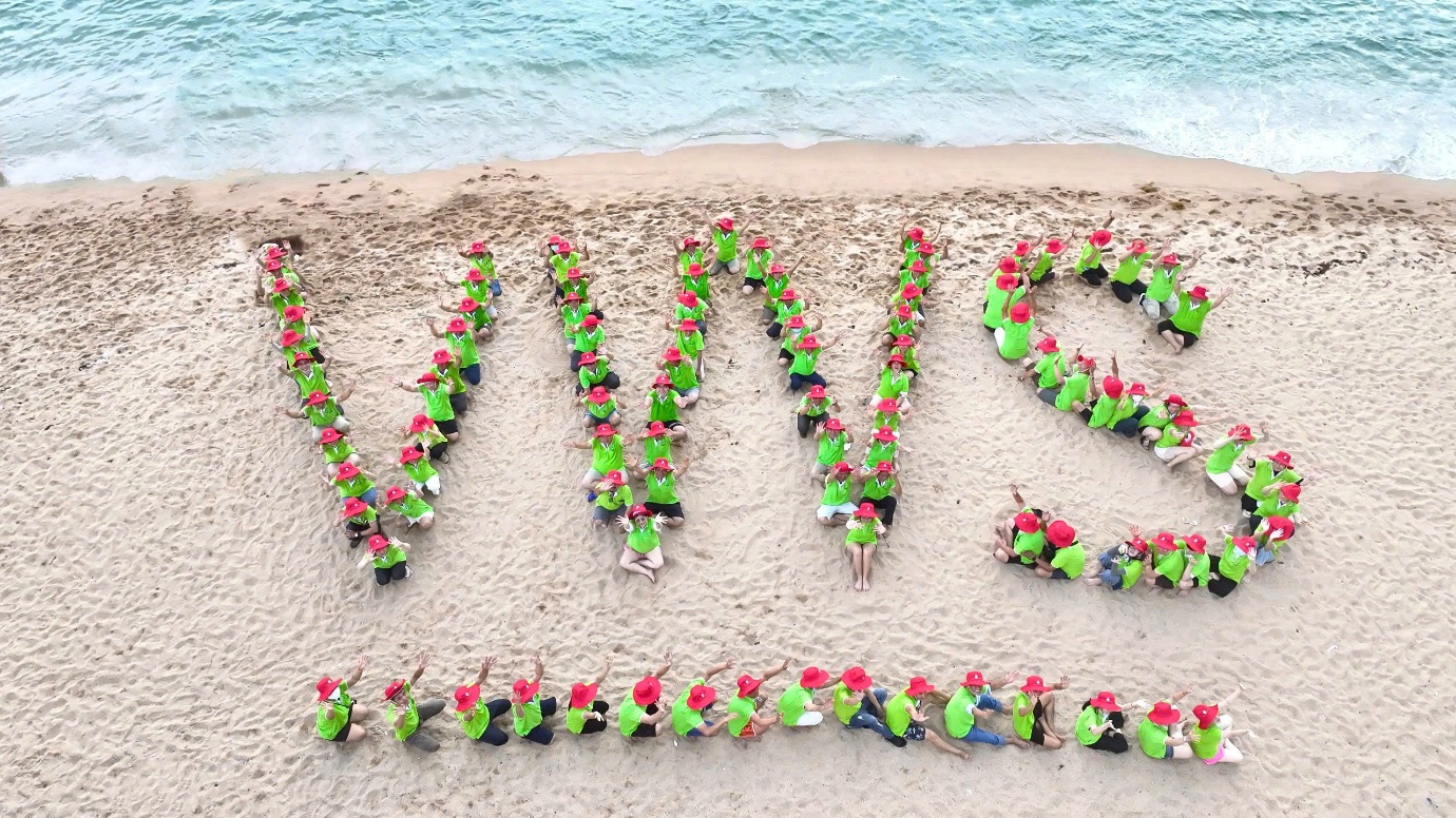 Công nhân viên VWS vừa nghỉ dưỡng vừa chung tay làm sạch bờ biển- Ảnh 1.