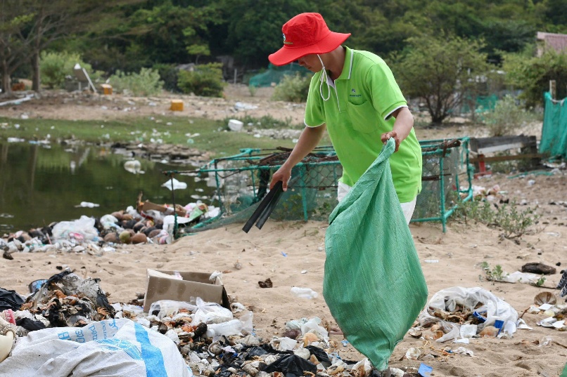 Công nhân viên VWS vừa nghỉ dưỡng vừa chung tay làm sạch bờ biển- Ảnh 2.