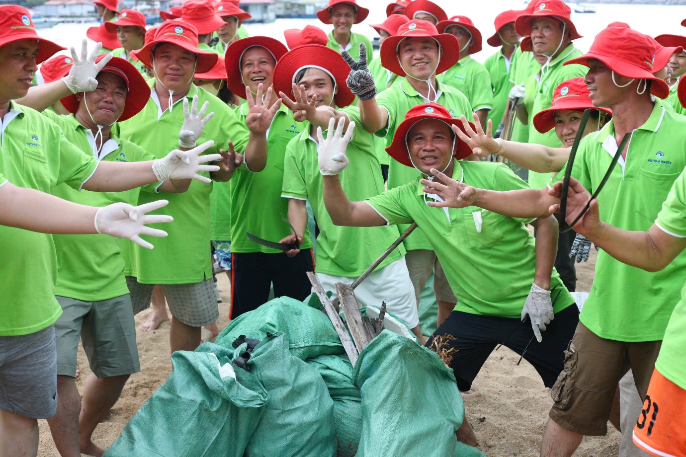 Công nhân viên VWS vừa nghỉ dưỡng vừa chung tay làm sạch bờ biển- Ảnh 3.