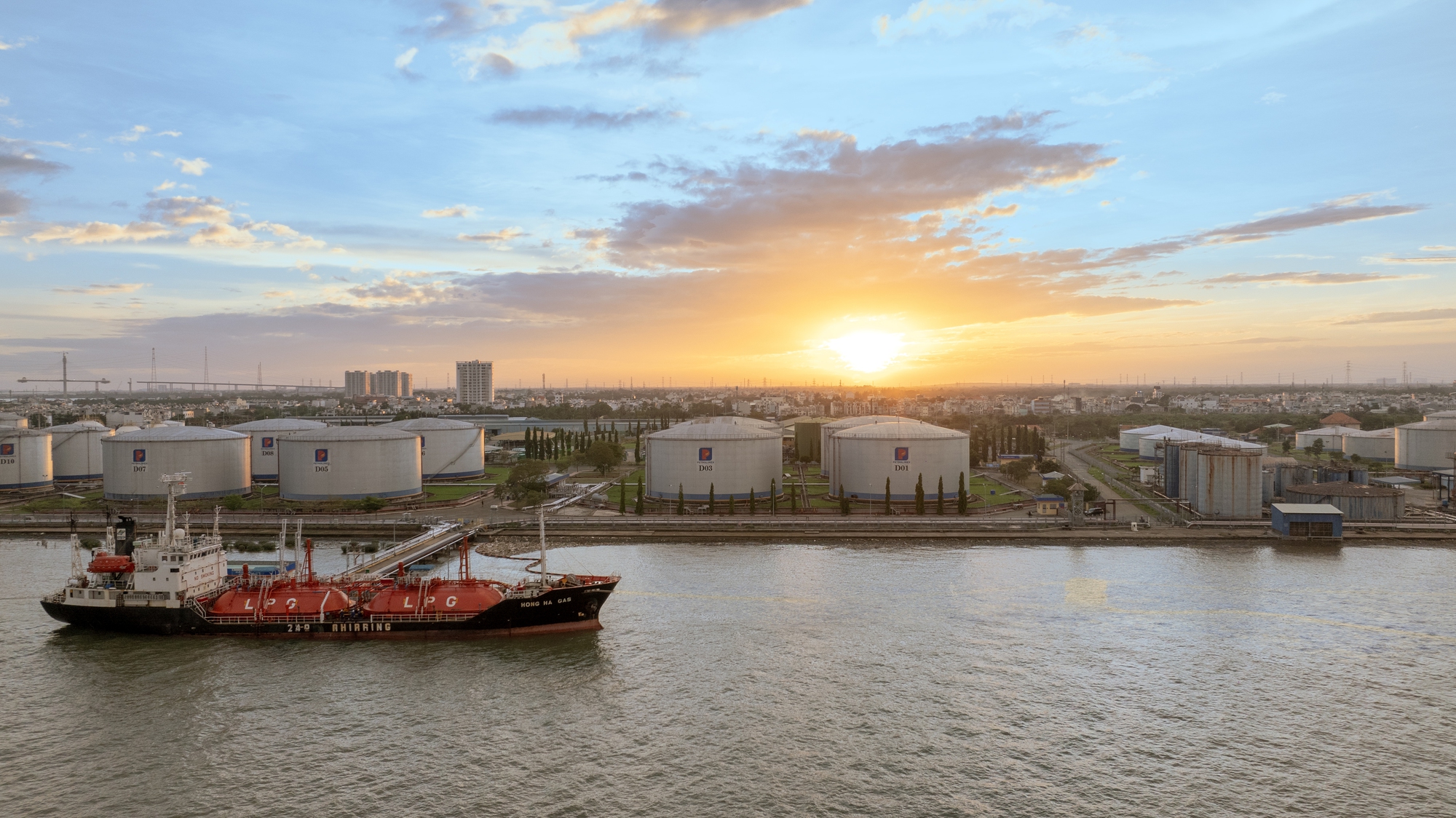 TỔNG KHO XĂNG DẦU NHÀ BÈ: 50 năm gắn liền với dòng chảy năng lượng quốc gia- Ảnh 7. TỔNG KHO XĂNG DẦU NHÀ BÈ: 50 năm gắn liền với dòng chảy năng lượng quốc gia- Ảnh 7.