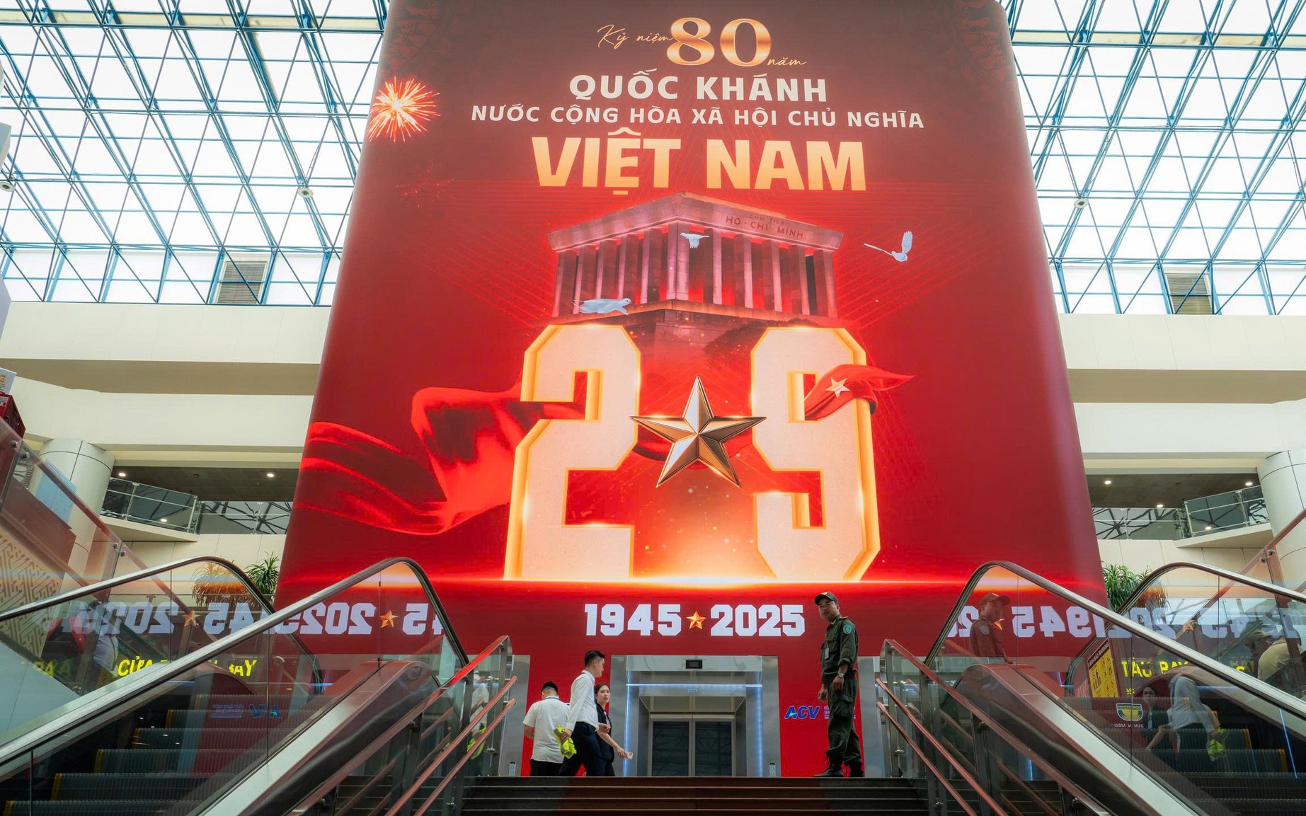 Hàng không phát công văn khẩn, hủy nhiều chuyến bay do bão số 5 - Ảnh 2.