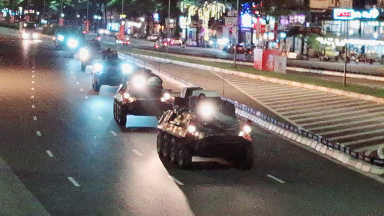 VIDEO: Xe pháo quân sự cơ động về trung tâm Hà Nội làm nhiệm vụ A80- Ảnh 3. VIDEO: Xe pháo quân sự cơ động về trung tâm Hà Nội làm nhiệm vụ A80- Ảnh 3.