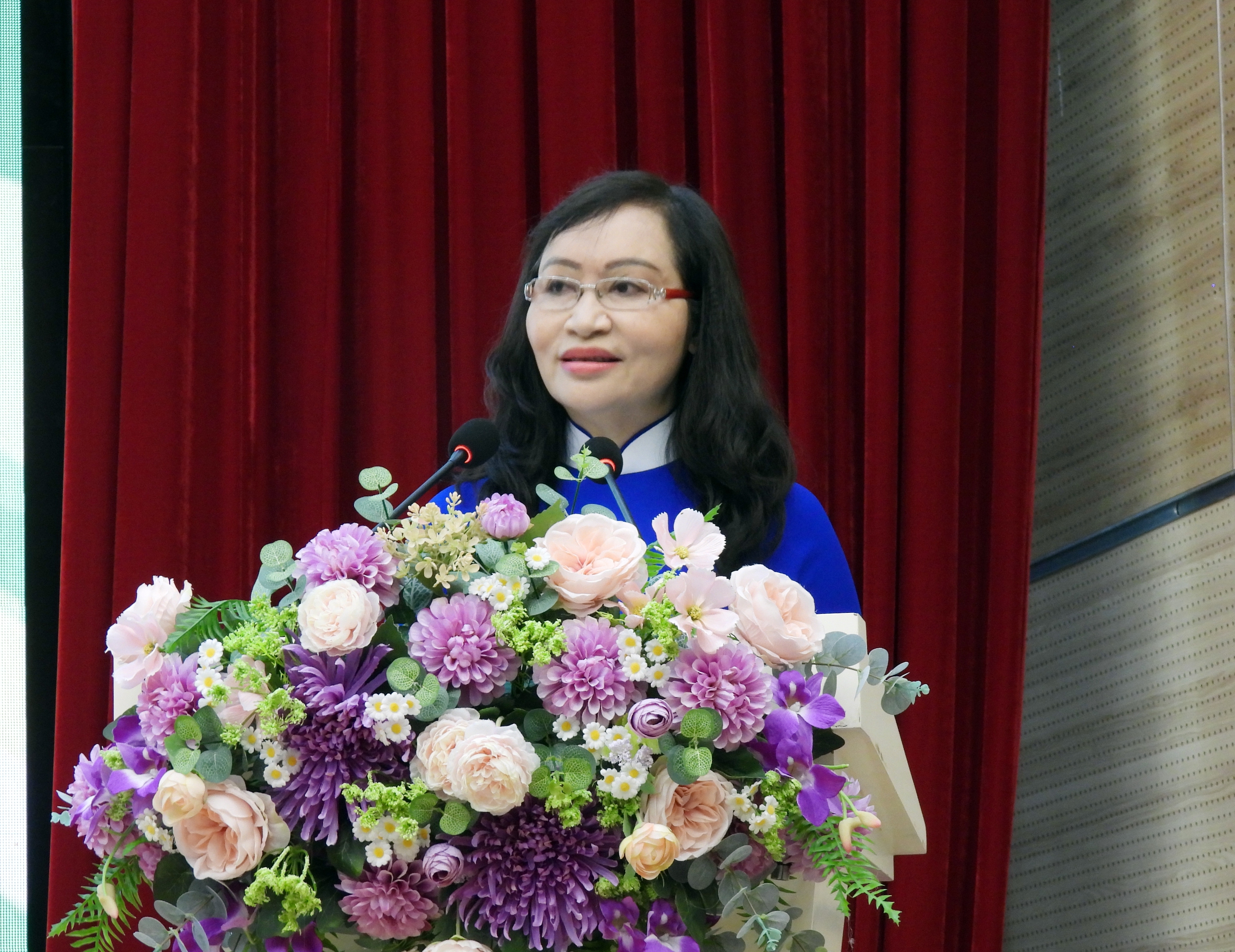 ឱសថការីថ្មីថ្លែងសុន្ទរកថាក្នុងពិធីប្រគល់សញ្ញាបត្រនៅសកលវិទ្យាល័យ Cuu Long - រូបថត ១. Tân dược sĩ phát biểu xúc động tại lễ tốt nghiệp ở Trường ĐH Cửu Long - Ảnh 1.