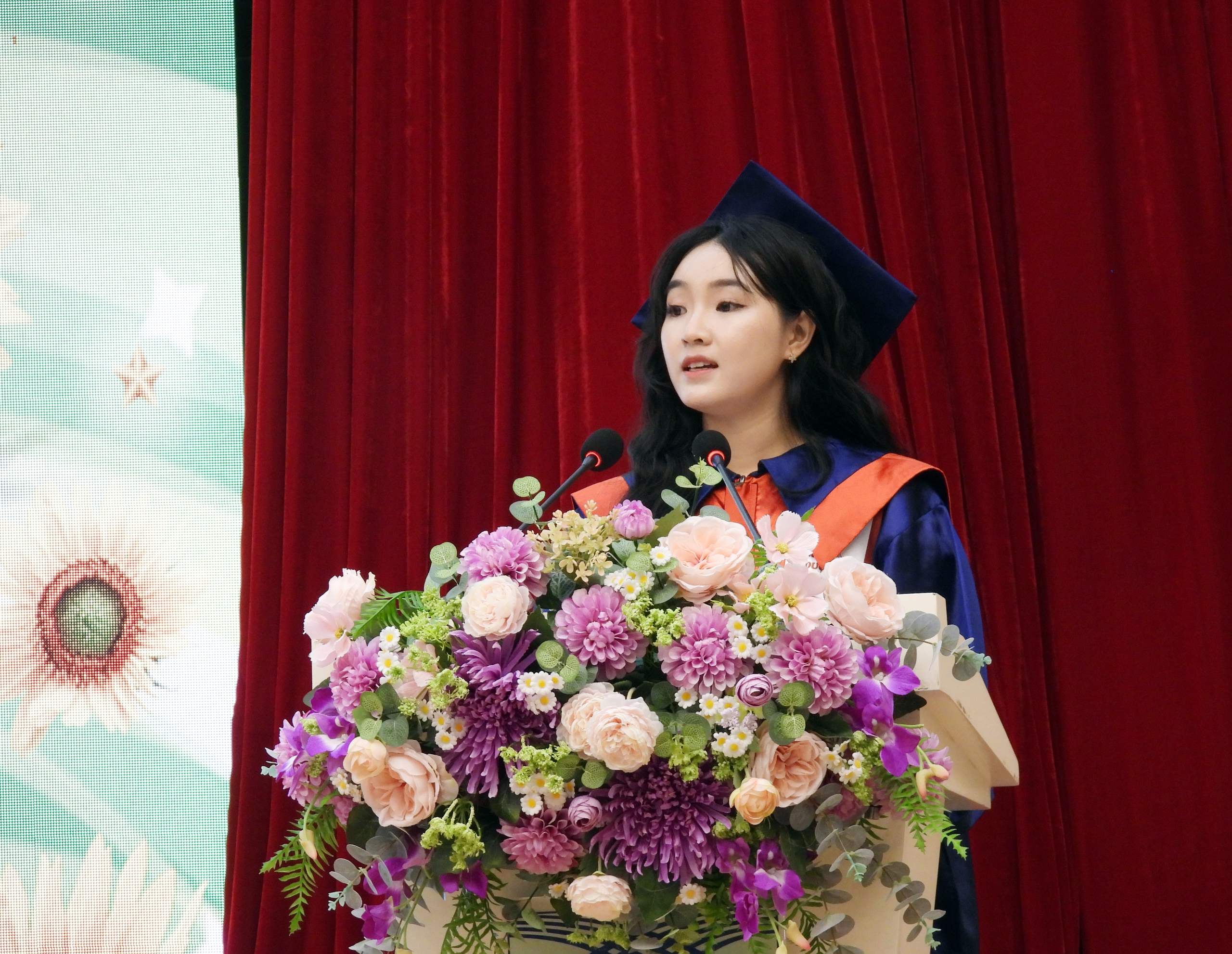 ឱសថការីថ្មីថ្លែងសុន្ទរកថាក្នុងពិធីប្រគល់សញ្ញាបត្រនៅសកលវិទ្យាល័យ Cuu Long - រូបថត ៧. Tân dược sĩ phát biểu xúc động tại lễ tốt nghiệp ở Trường ĐH Cửu Long - Ảnh 7.