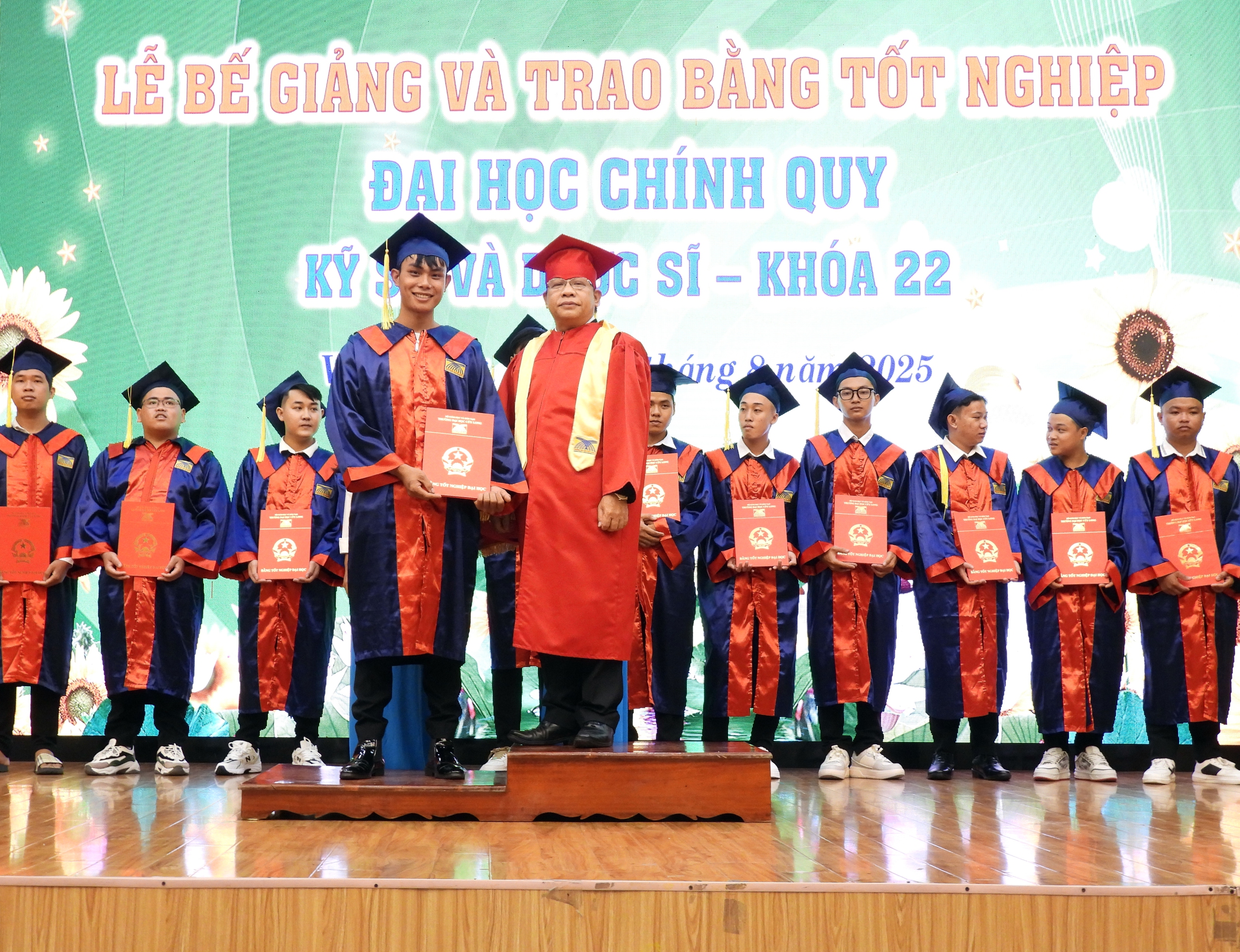 ឱសថការីថ្មីថ្លែងសុន្ទរកថាក្នុងពិធីប្រគល់សញ្ញាបត្រនៅសកលវិទ្យាល័យ Cuu Long - រូបថត ៤. Tân dược sĩ phát biểu xúc động tại lễ tốt nghiệp ở Trường ĐH Cửu Long - Ảnh 4.