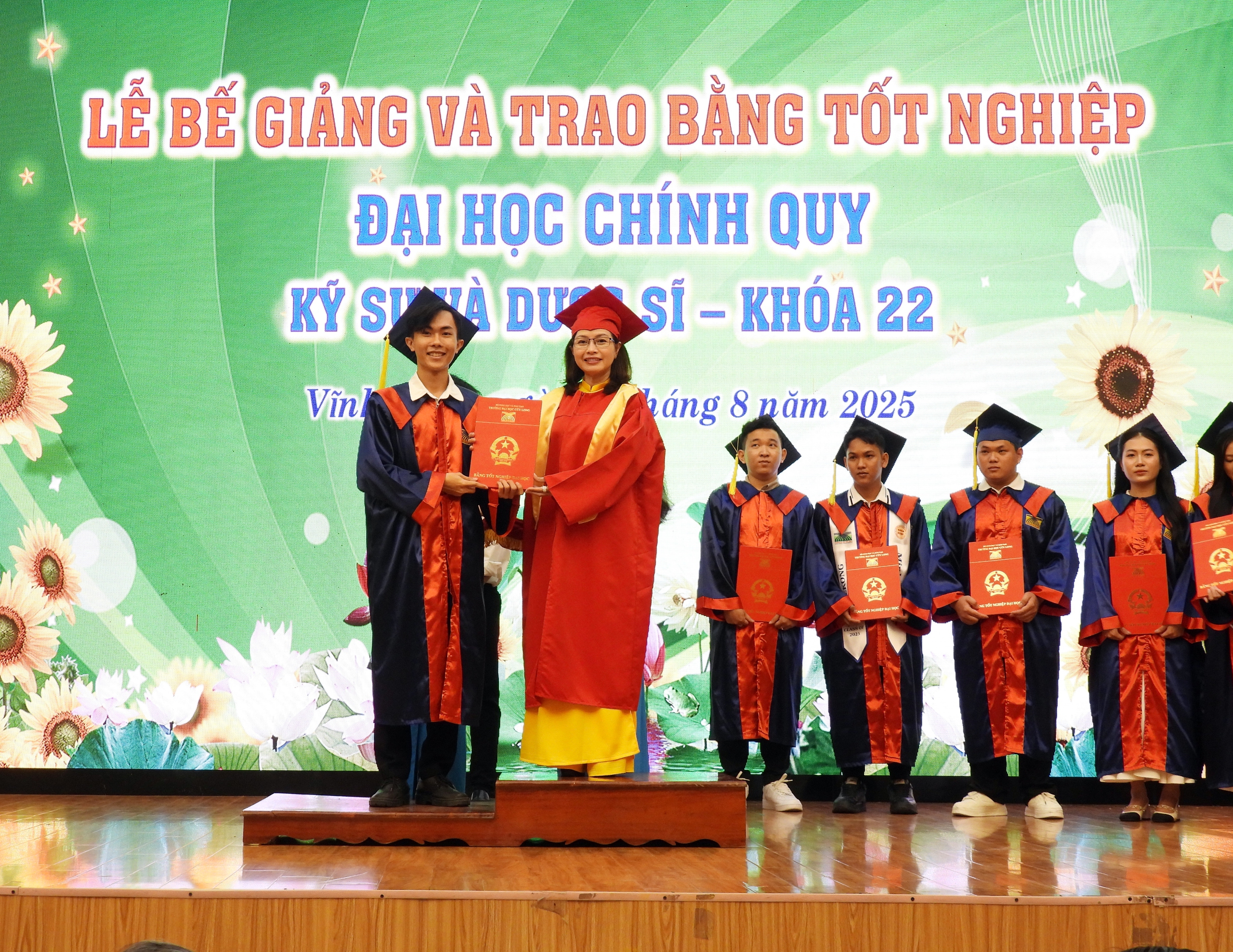 ឱសថការីថ្មីថ្លែងសុន្ទរកថាក្នុងពិធីប្រគល់សញ្ញាបត្រនៅសកលវិទ្យាល័យ Cuu Long - រូបថត ៥. Tân dược sĩ phát biểu xúc động tại lễ tốt nghiệp ở Trường ĐH Cửu Long - Ảnh 5.