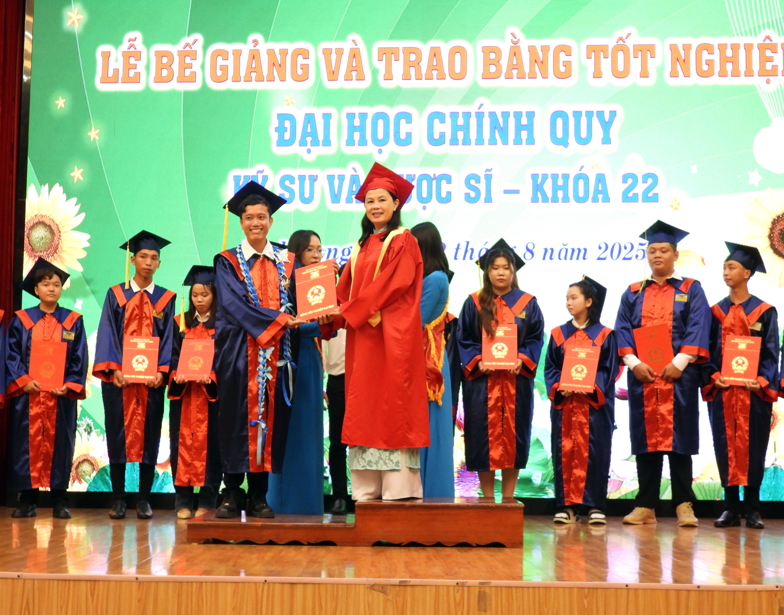 ឱសថការីថ្មីថ្លែងសុន្ទរកថាក្នុងពិធីប្រគល់សញ្ញាបត្រនៅសកលវិទ្យាល័យ Cuu Long - រូបថត ៦. Tân dược sĩ phát biểu xúc động tại lễ tốt nghiệp ở Trường ĐH Cửu Long - Ảnh 6.