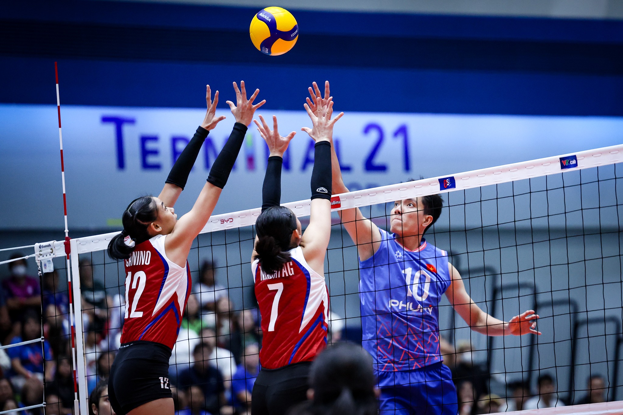 SEA V.League 2025: Vietnam kalahkan Filipina, menanti pertandingan final - Foto 2. SEA V.League 2025: Việt Nam thắng Philippines, chờ tranh chung kết- Ảnh 2.